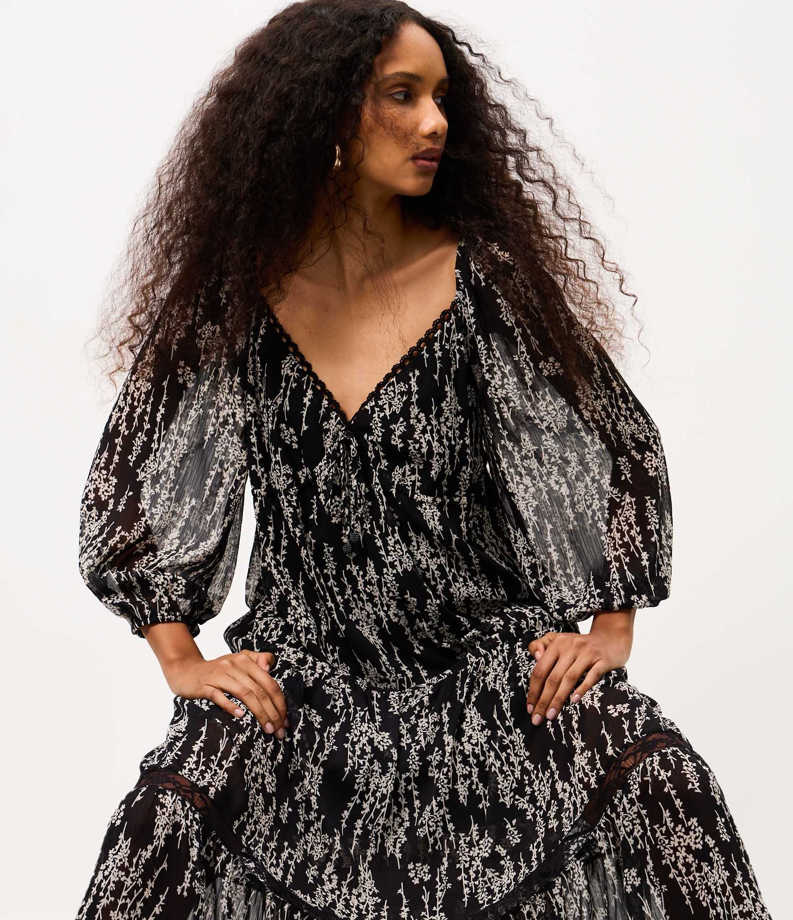 Vestido Evasê em Viscose com Estampa Floral e Decote V Preto 1