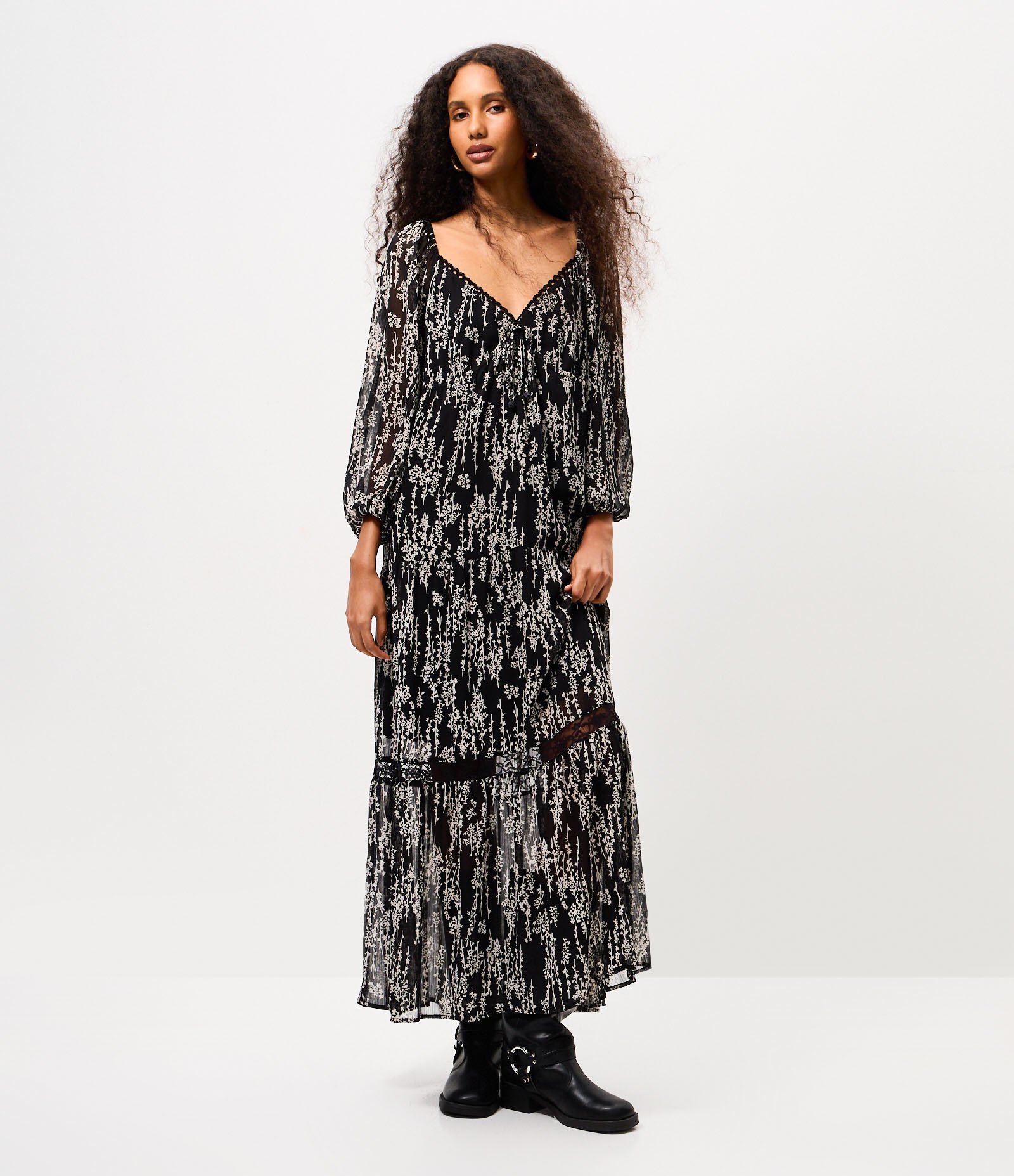 Vestido Evasê em Viscose com Estampa Floral e Decote V Preto 2
