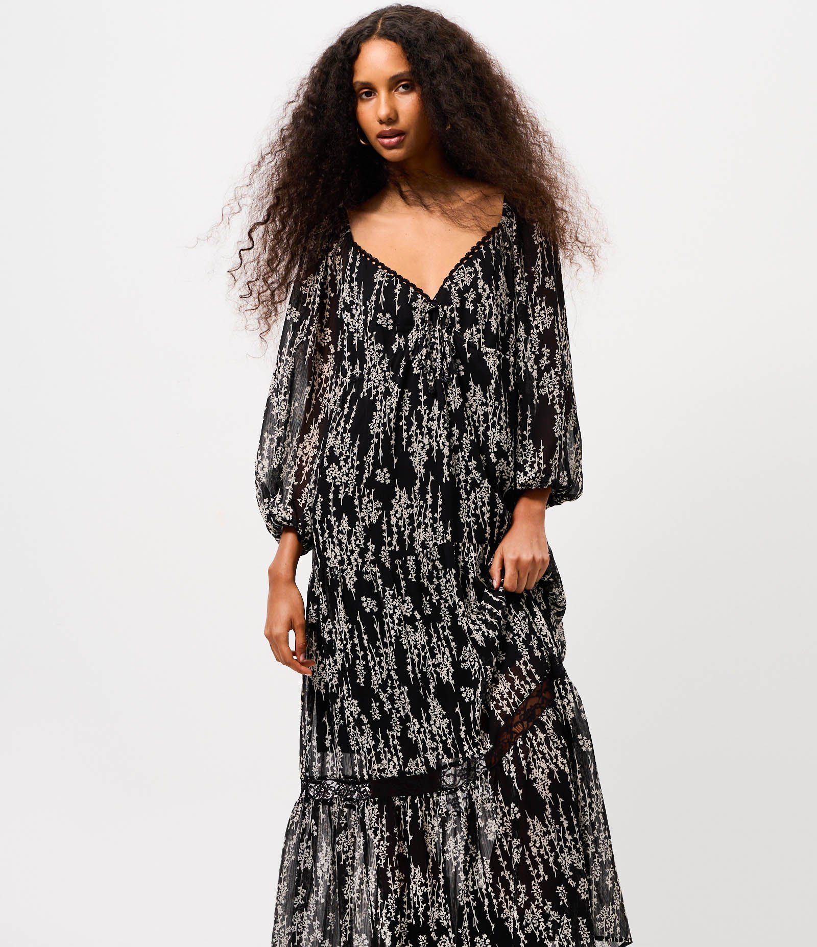Vestido Evasê em Viscose com Estampa Floral e Decote V Preto 3