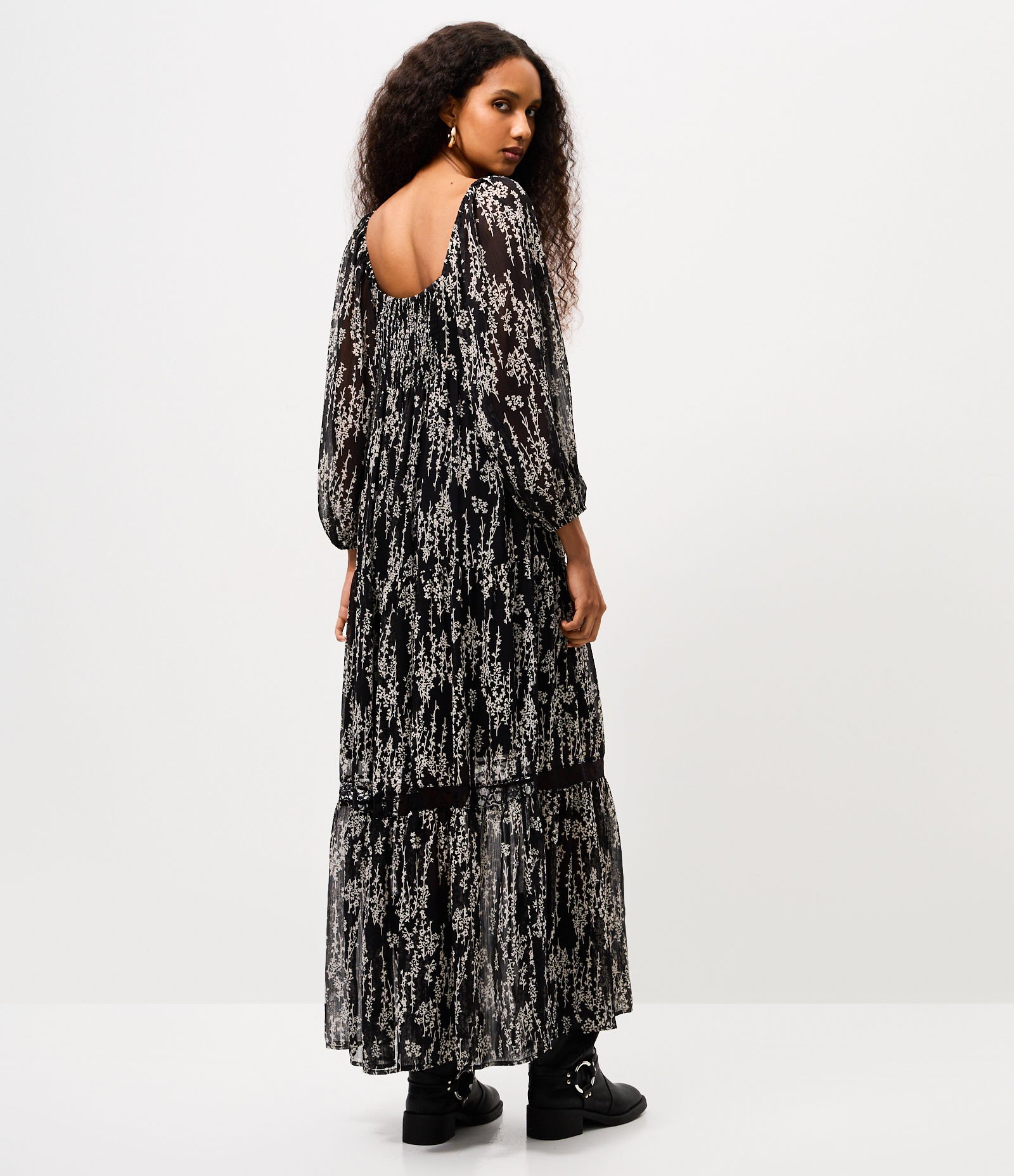 Vestido Evasê em Viscose com Estampa Floral e Decote V Preto 4
