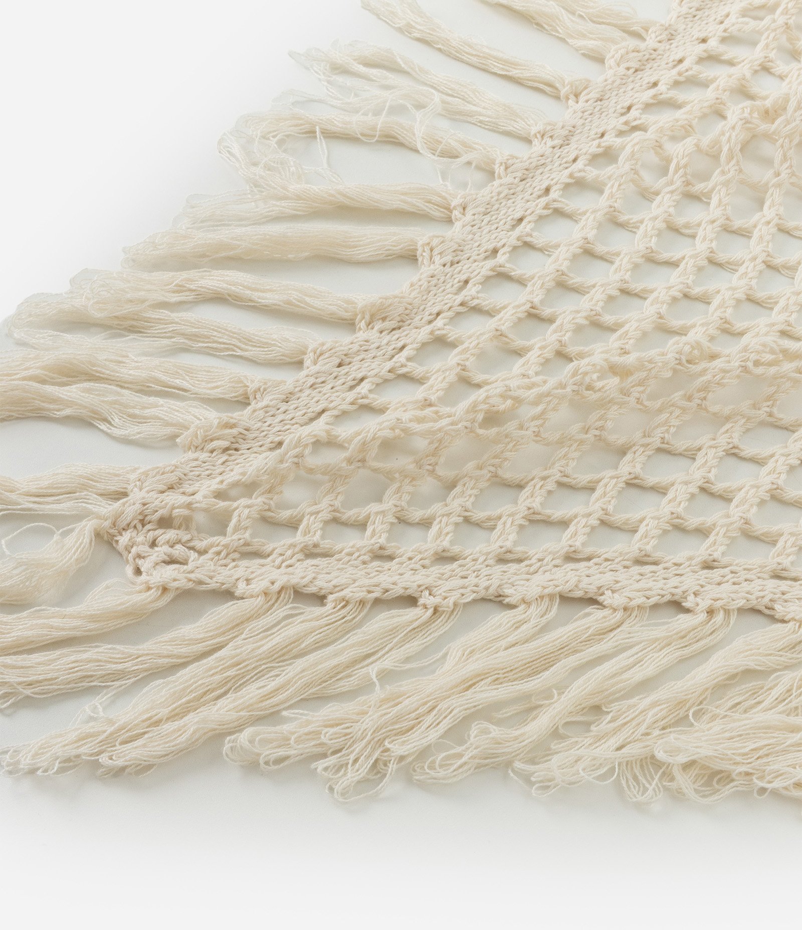 Lenço em Tricô com Franjas Bege 3