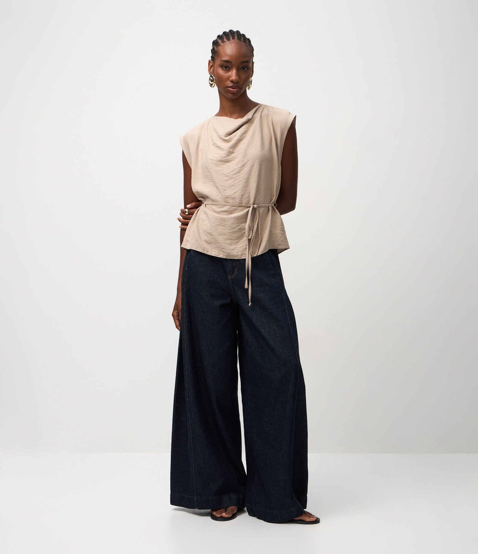 Blusa Manga Curta em Crepe com Decote Degagê e Amarração Bege 2