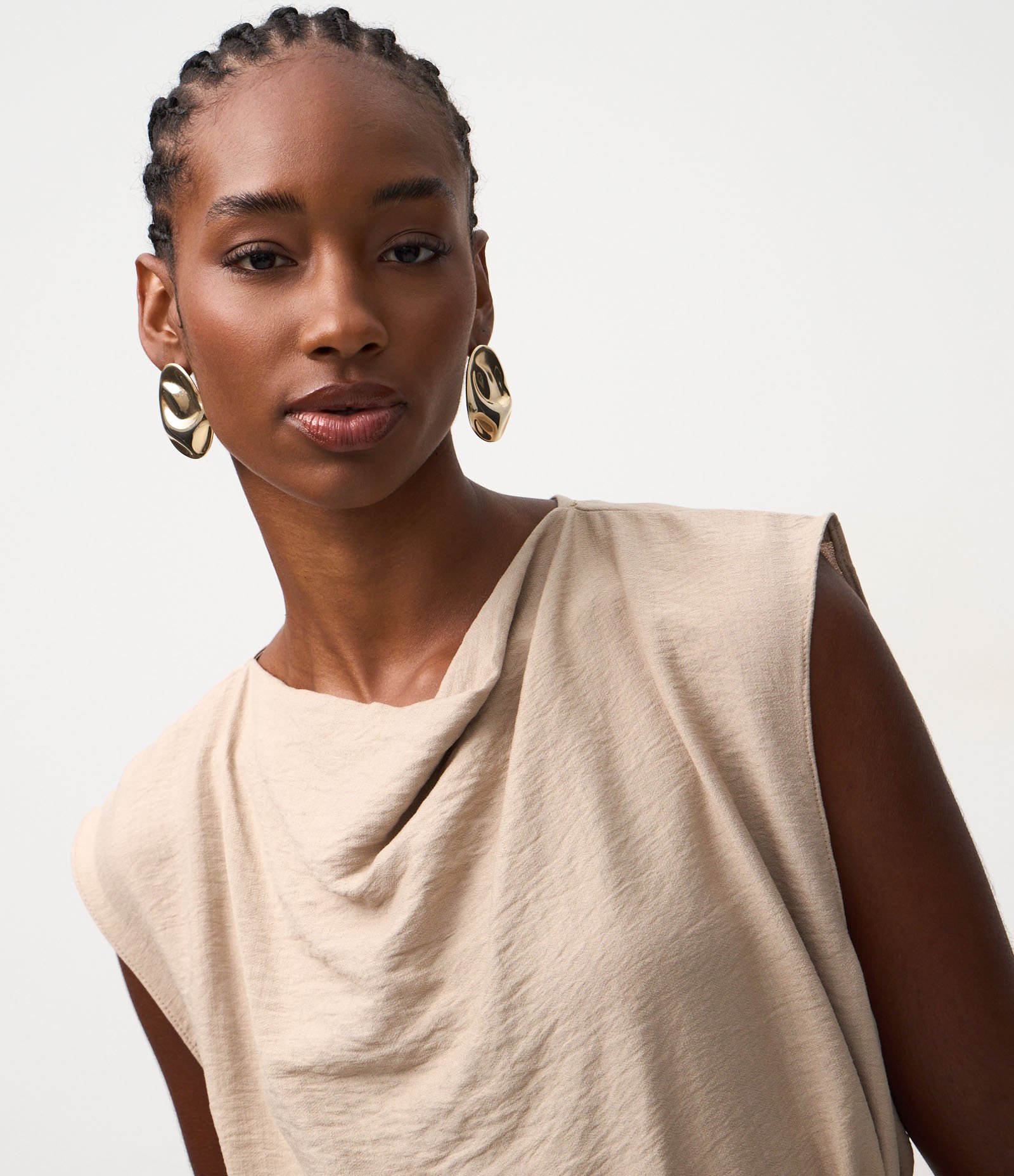 Blusa Manga Curta em Crepe com Decote Degagê e Amarração Bege 3