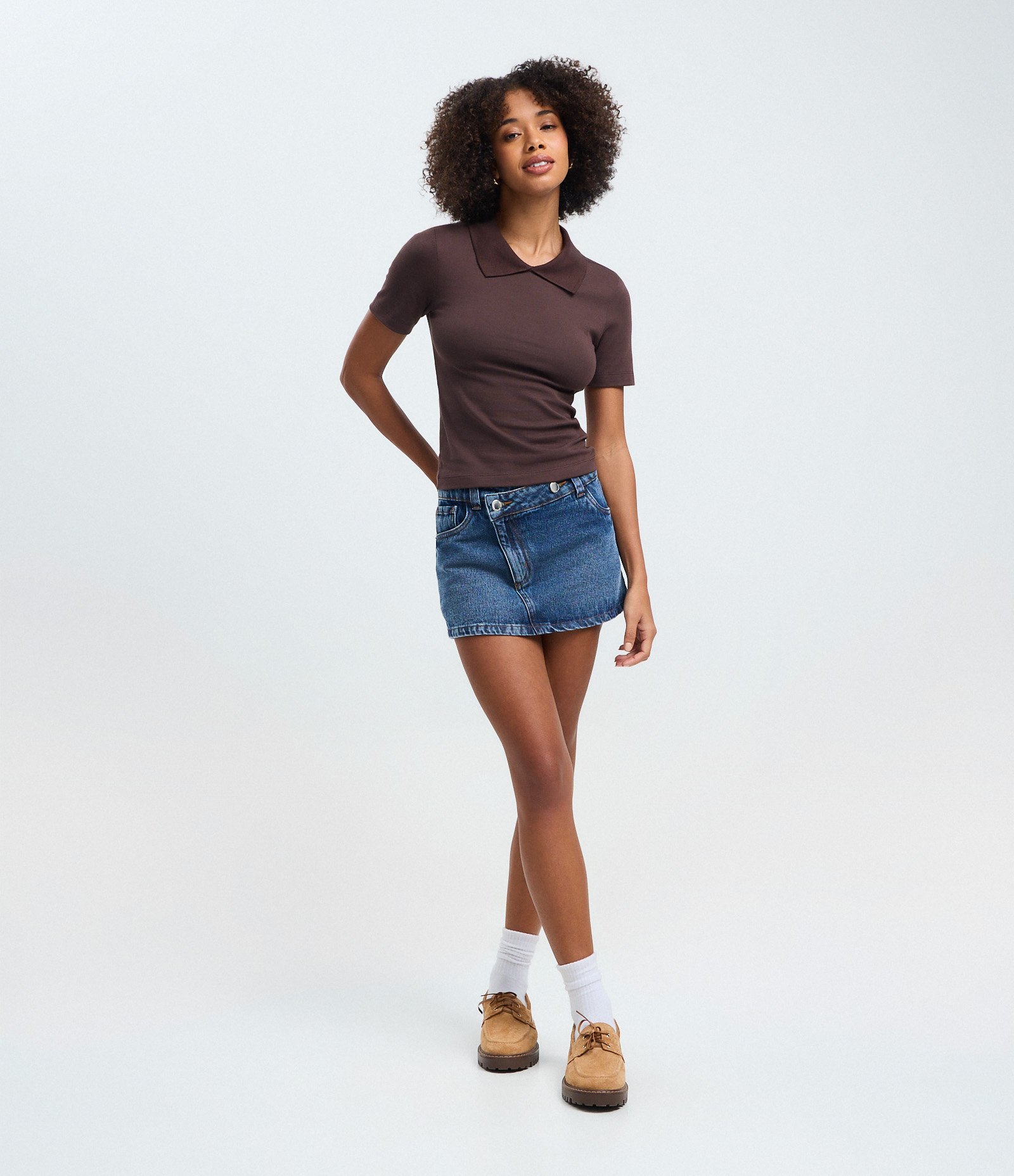 Blusa Básica Manga Curta com Gola Polo Marrom 2