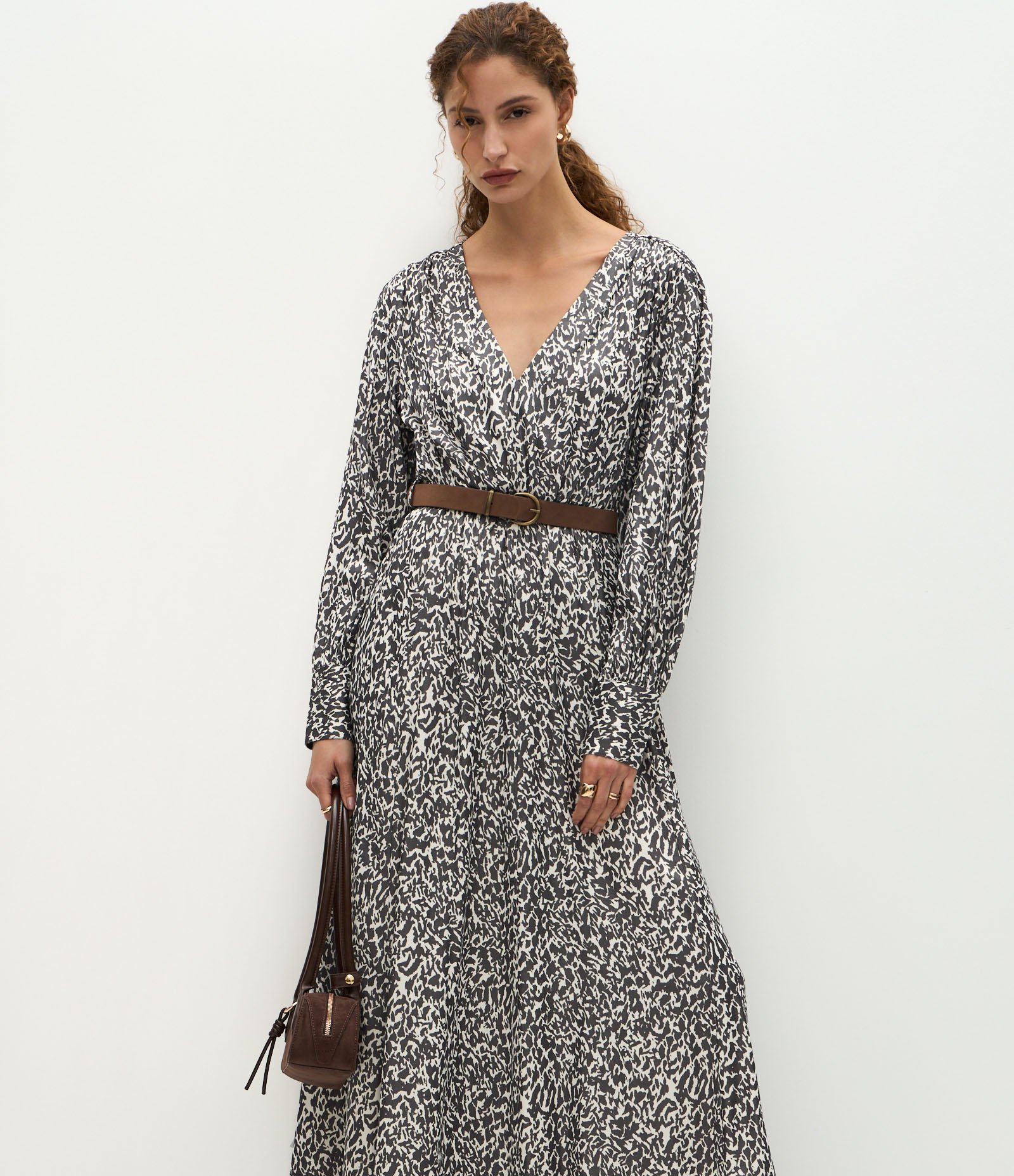 Vestido Midi Acetinado com Cinto em Suede Cinza 2