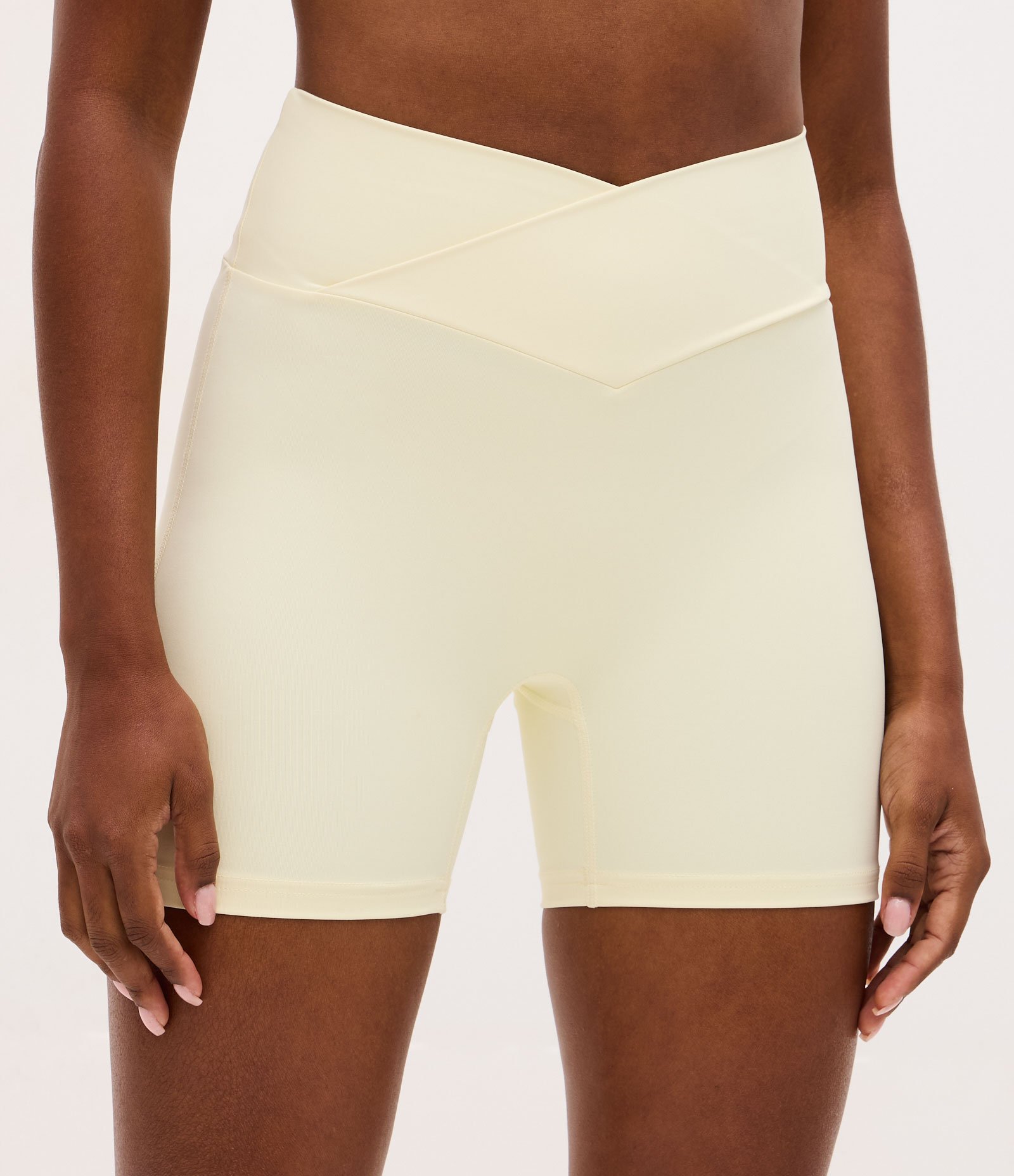 Bermuda Esportiva Regular em Microfibra com Cós Transpassado Off White 2