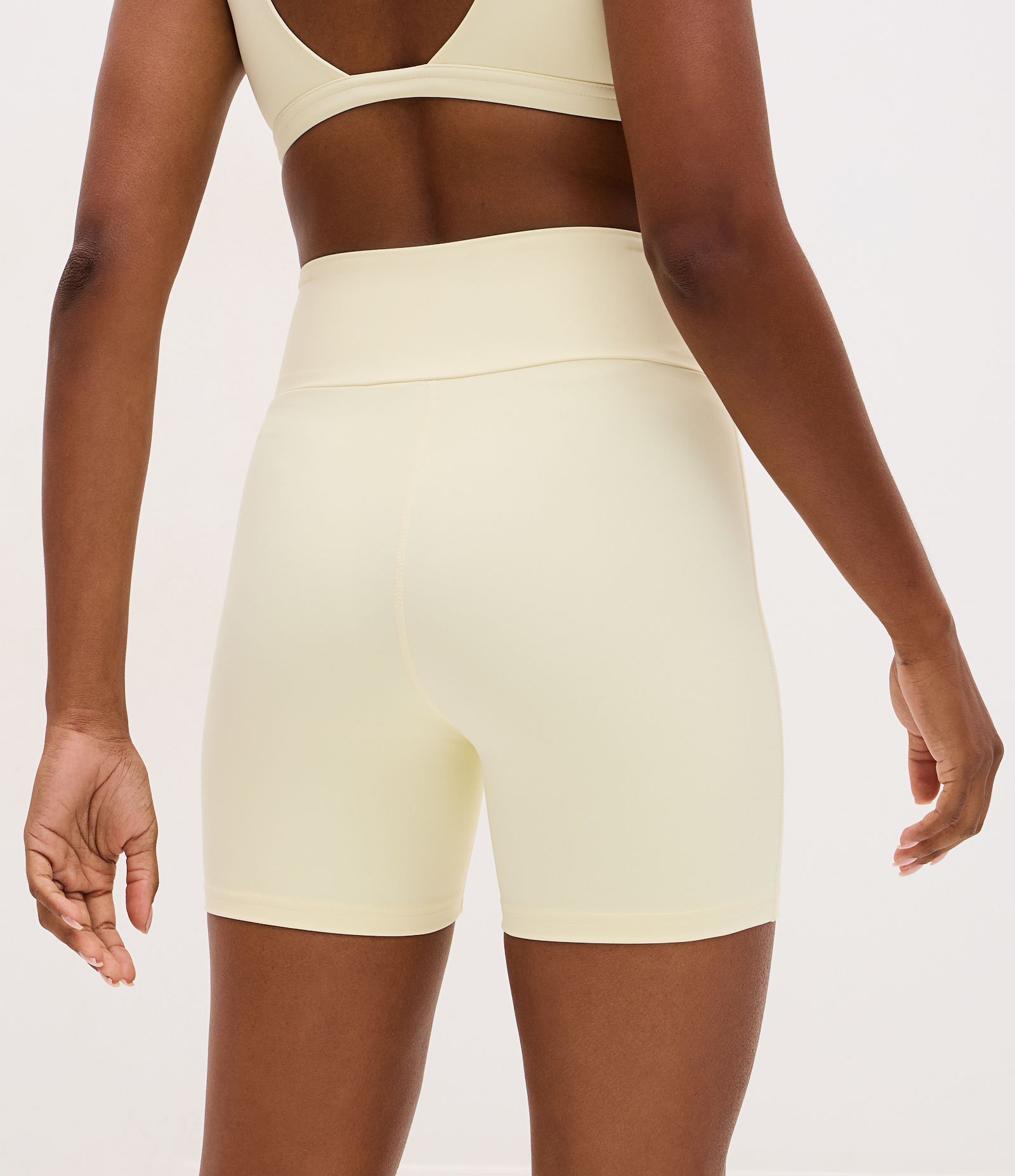 Bermuda Esportiva Regular em Microfibra com Cós Transpassado Off White 4