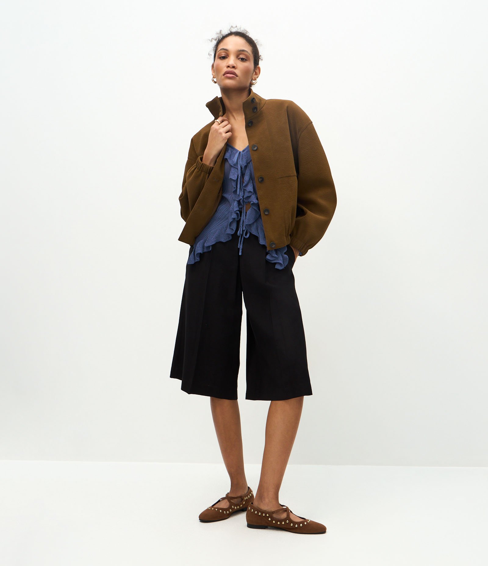 Bermuda Alfaiatada com Pregas Frontais e Cós Estruturado Preto 1