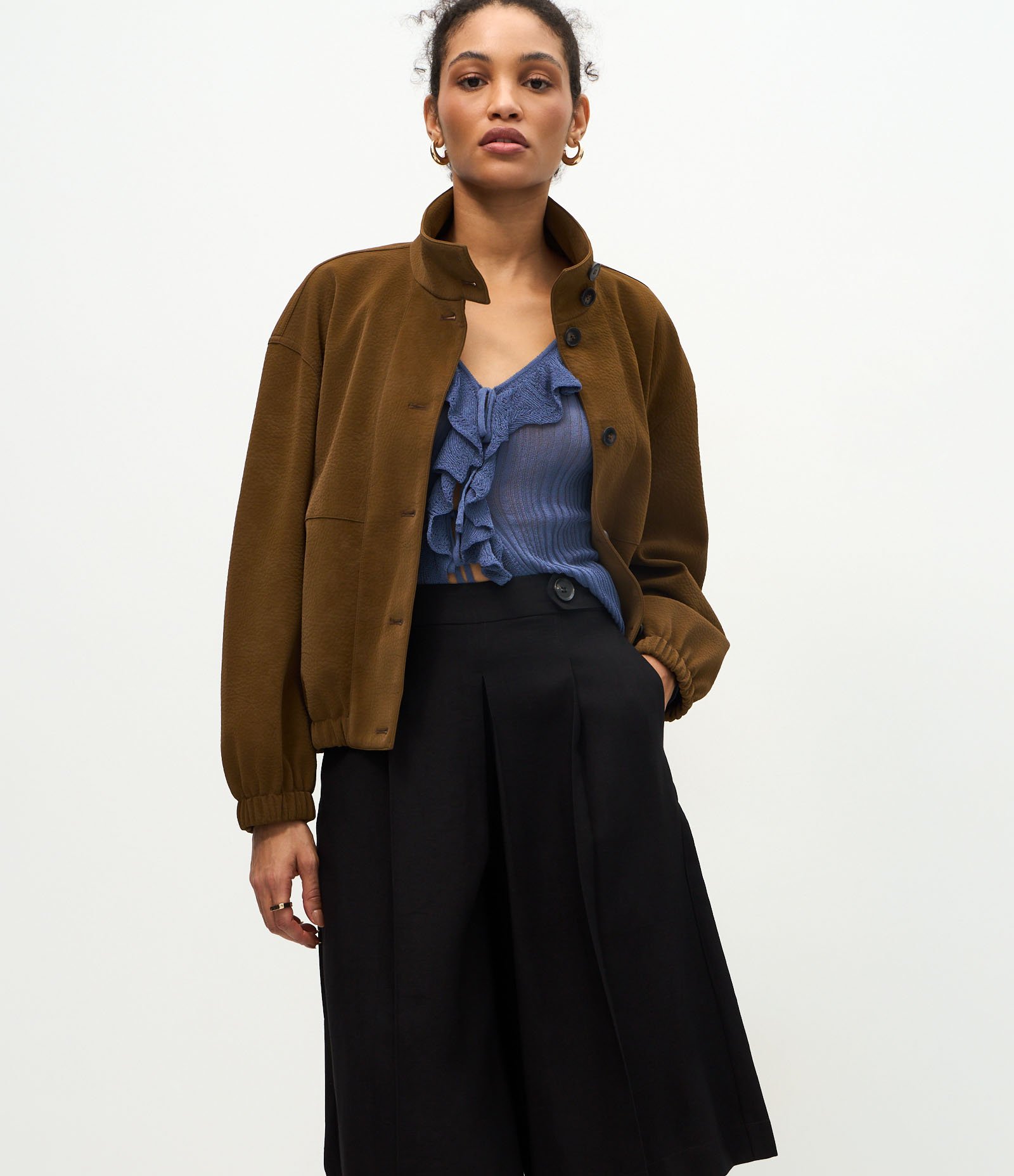 Bermuda Alfaiatada com Pregas Frontais e Cós Estruturado Preto 2