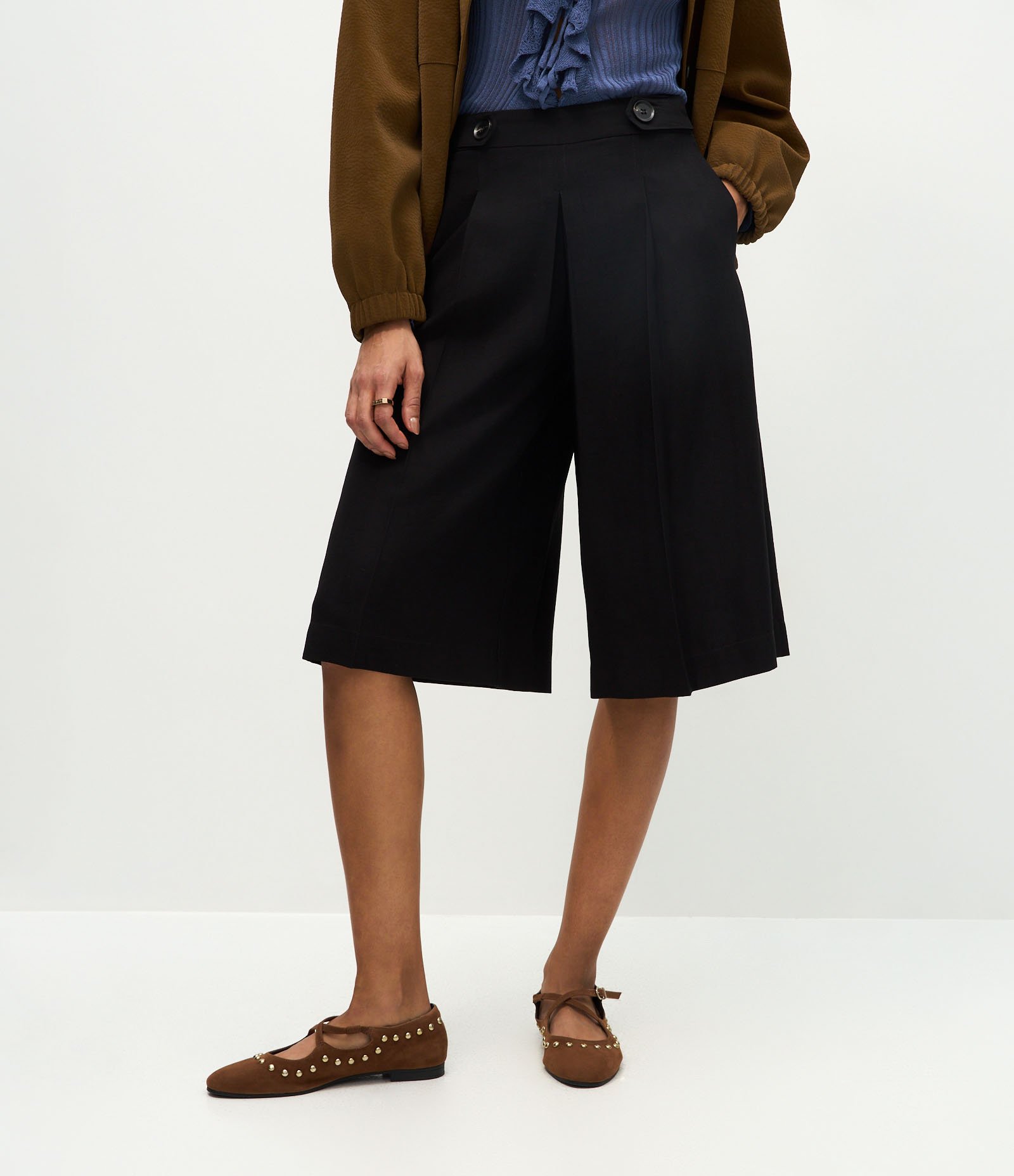 Bermuda Alfaiatada com Pregas Frontais e Cós Estruturado Preto 3