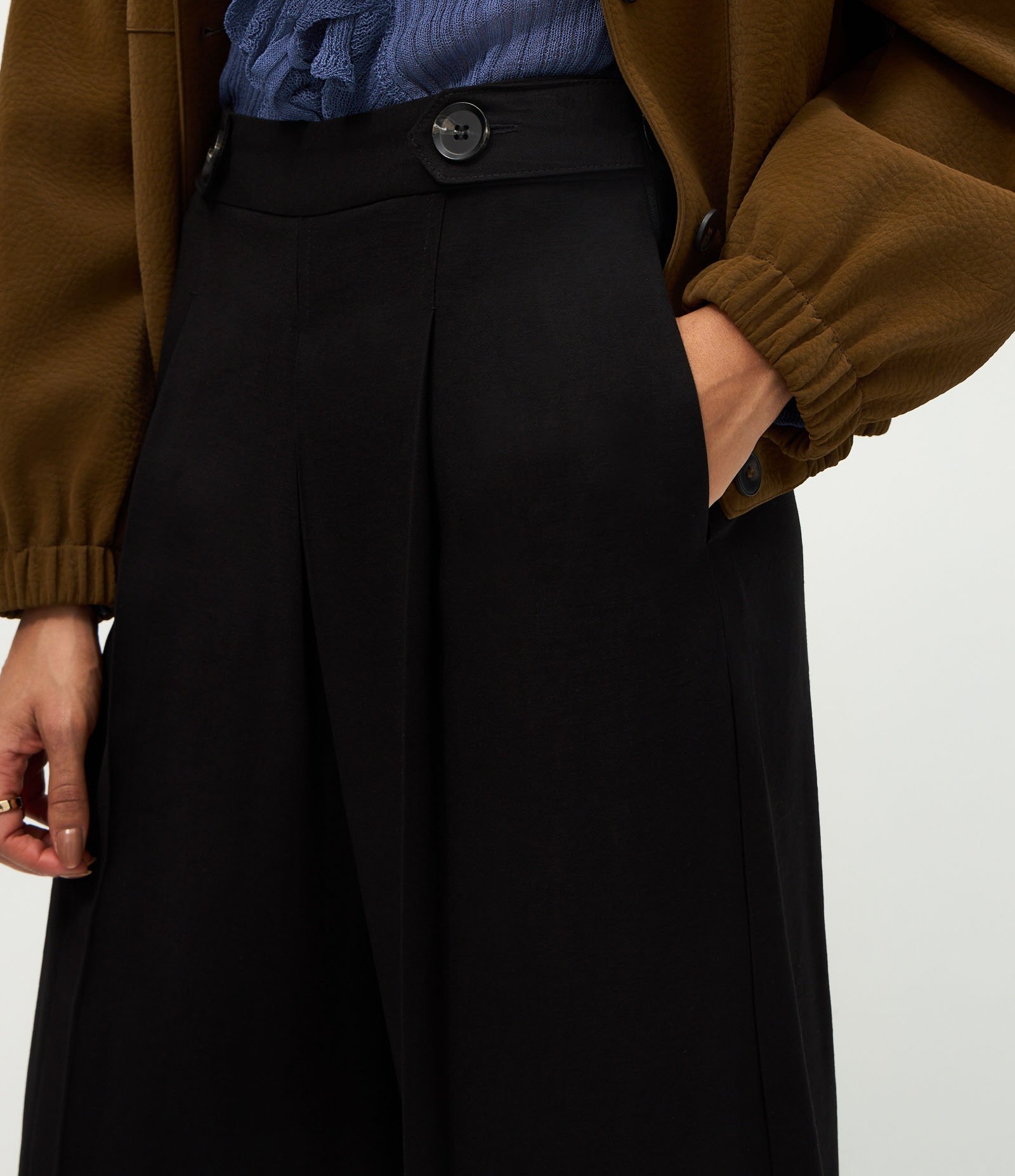 Bermuda Alfaiatada com Pregas Frontais e Cós Estruturado Preto 4