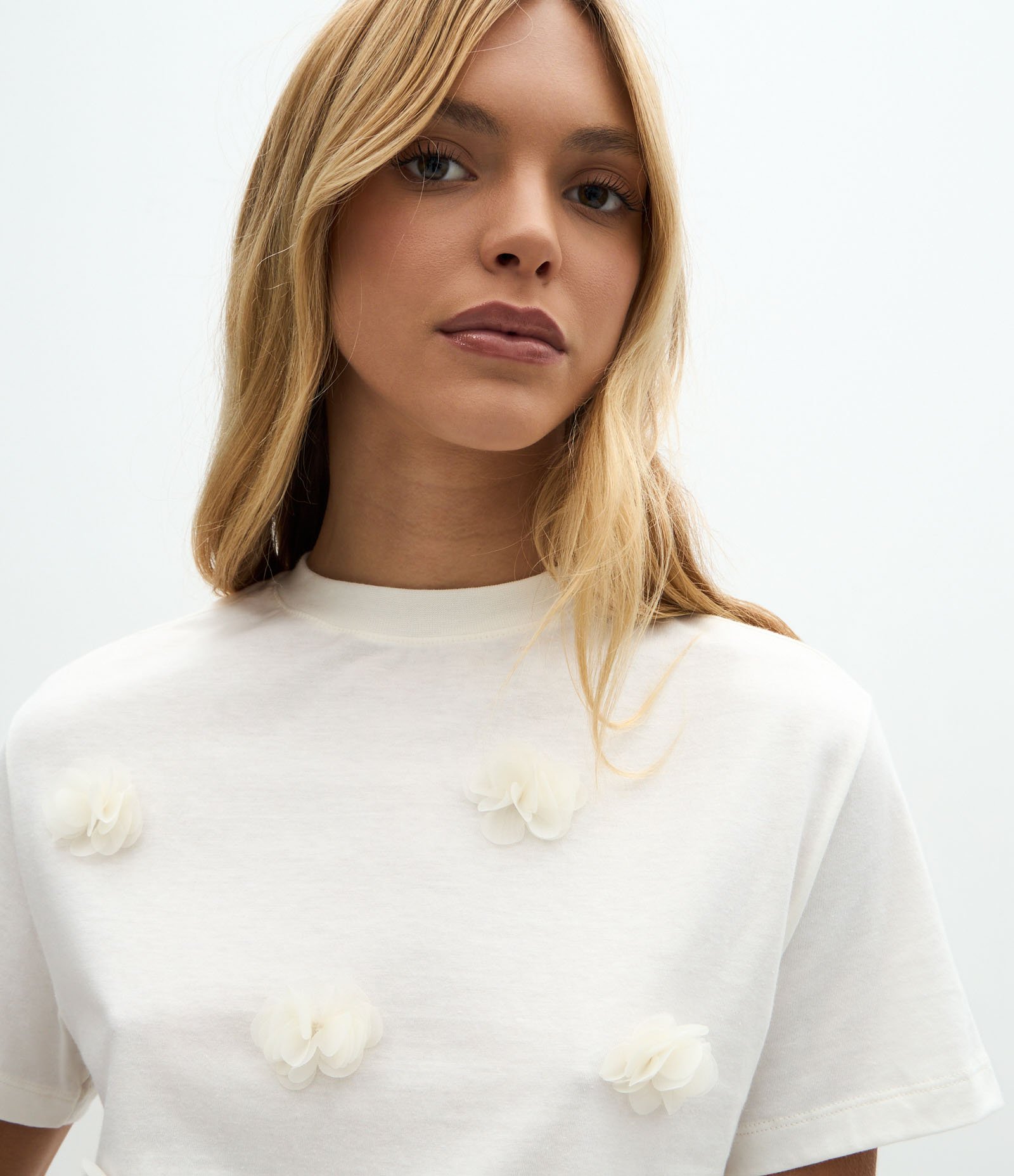 Blusa em Algodão com Aplicação de Flores em Relevo Branco 3