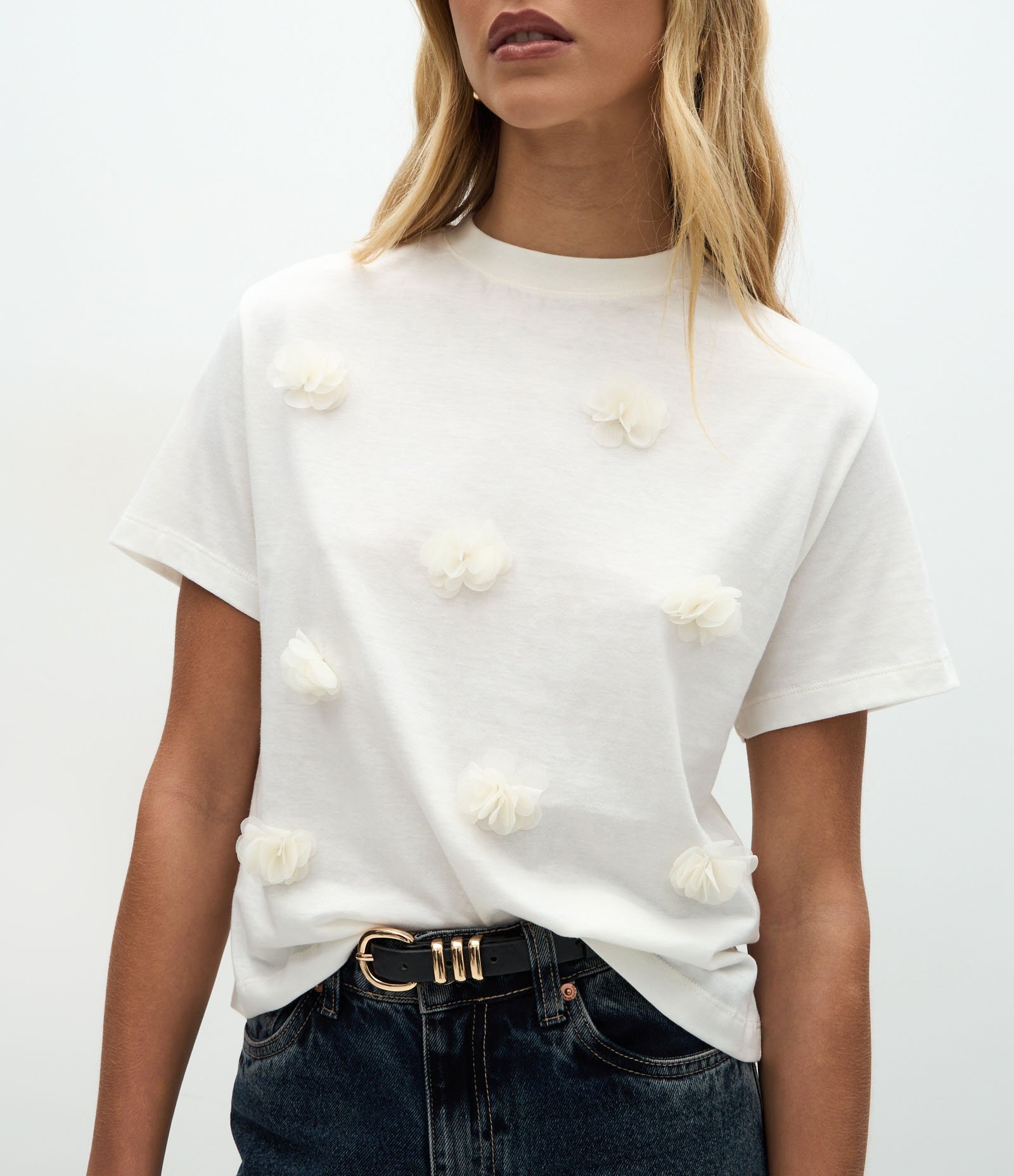 Blusa em Algodão com Aplicação de Flores em Relevo Branco 4