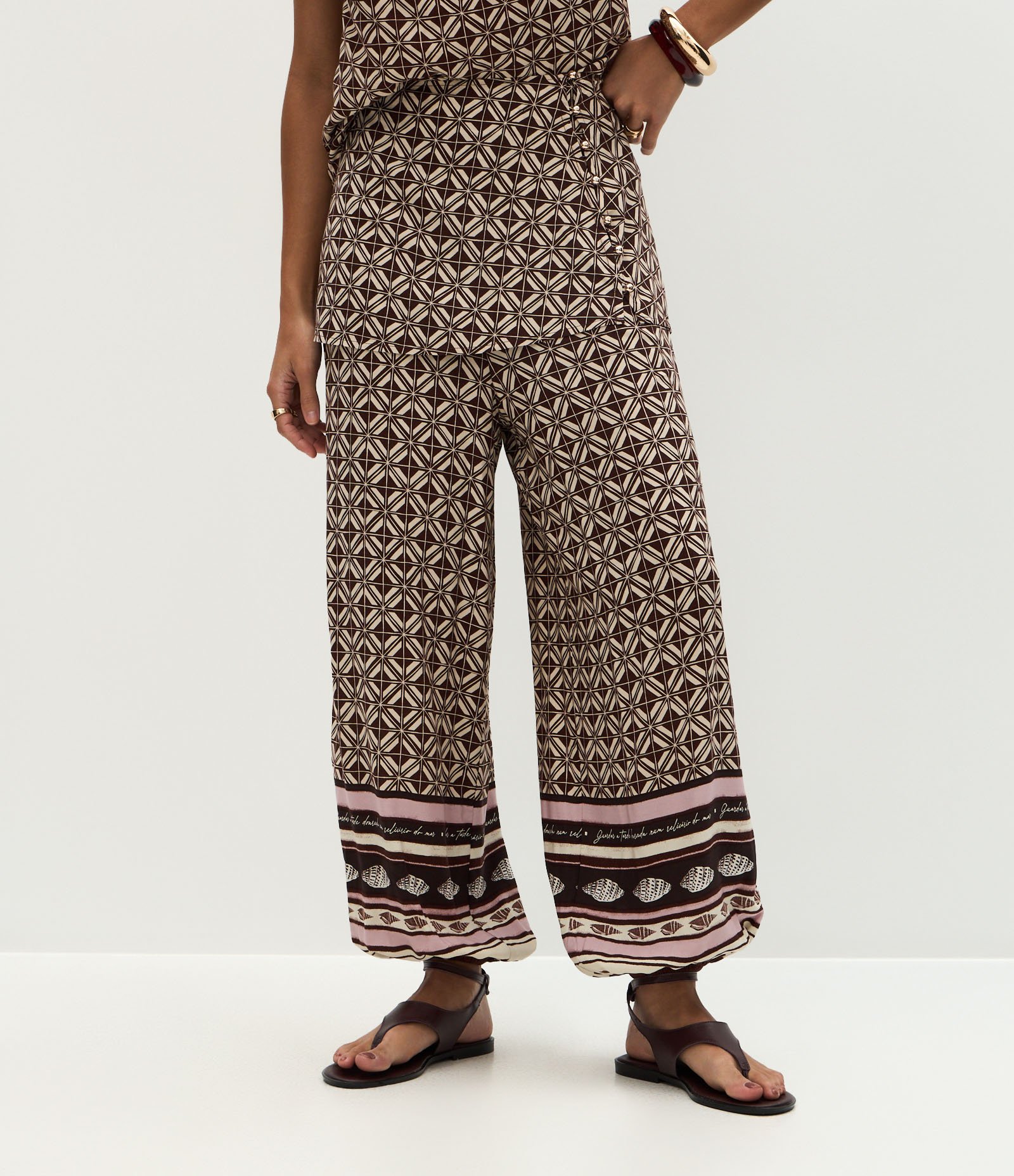 Calça Estampada em Viscose com Sobreposição de Saia Marrom 3