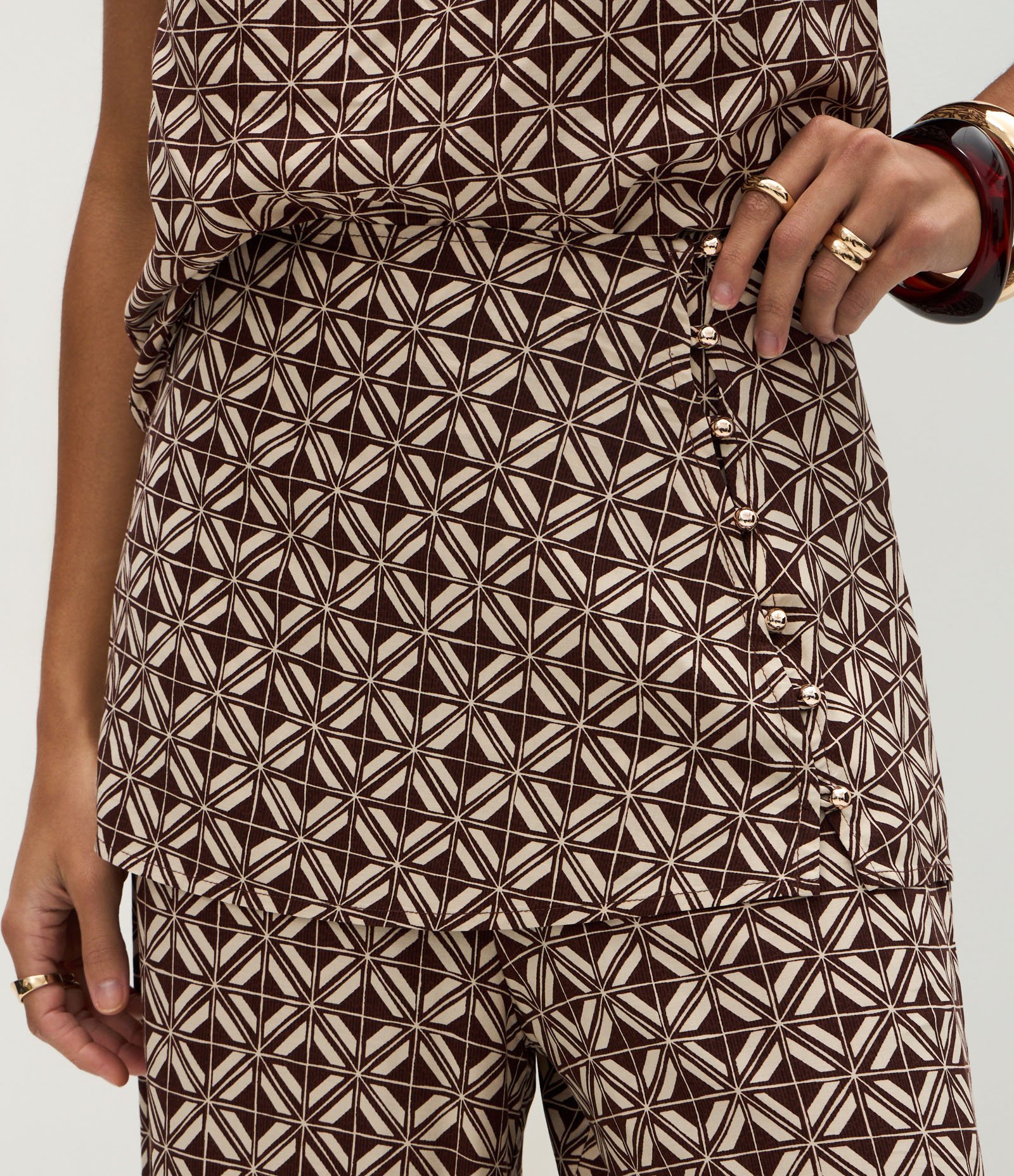 Calça Estampada em Viscose com Sobreposição de Saia Marrom 4