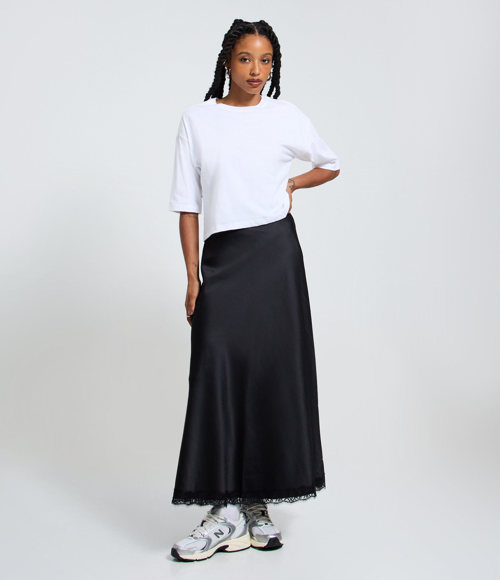 Saia New Midi em Cetim com Renda na Barra Preto 1