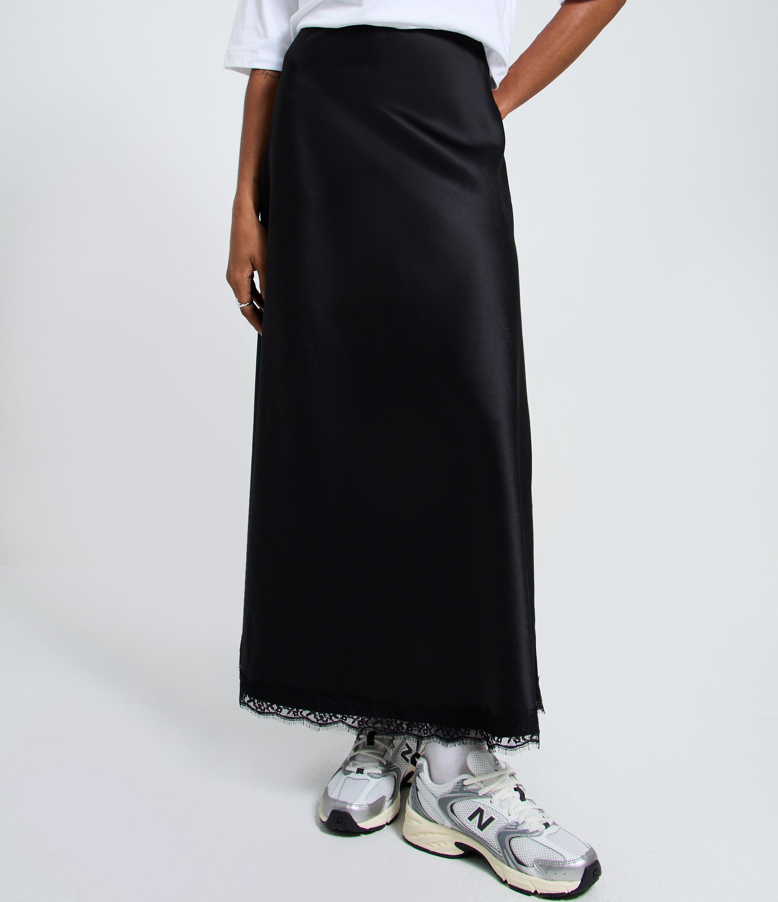 Saia New Midi em Cetim com Renda na Barra Preto 2