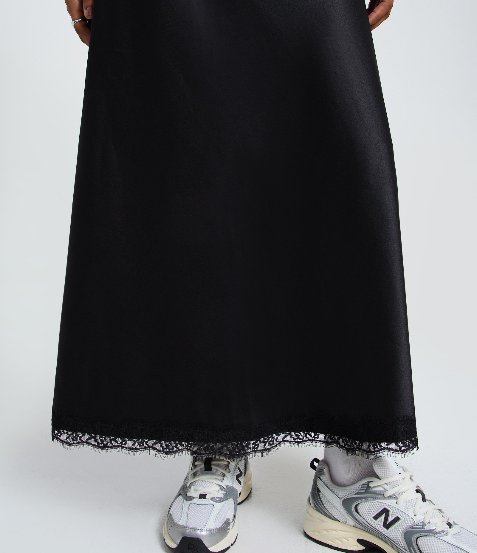 Saia New Midi em Cetim com Renda na Barra Preto 3