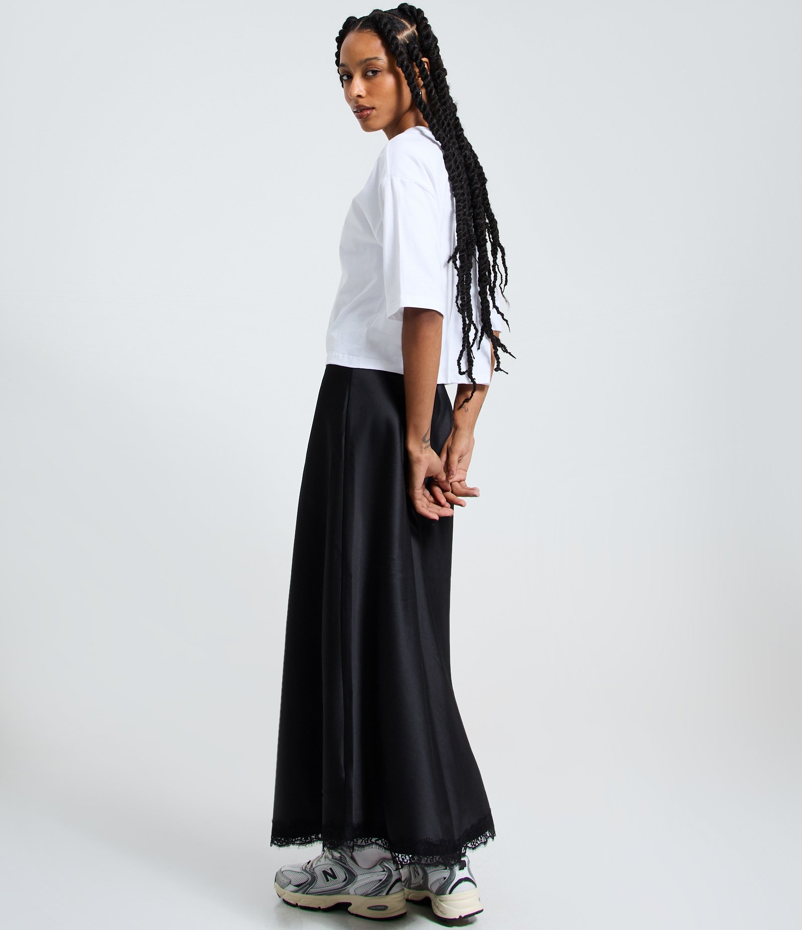 Saia New Midi em Cetim com Renda na Barra Preto 4