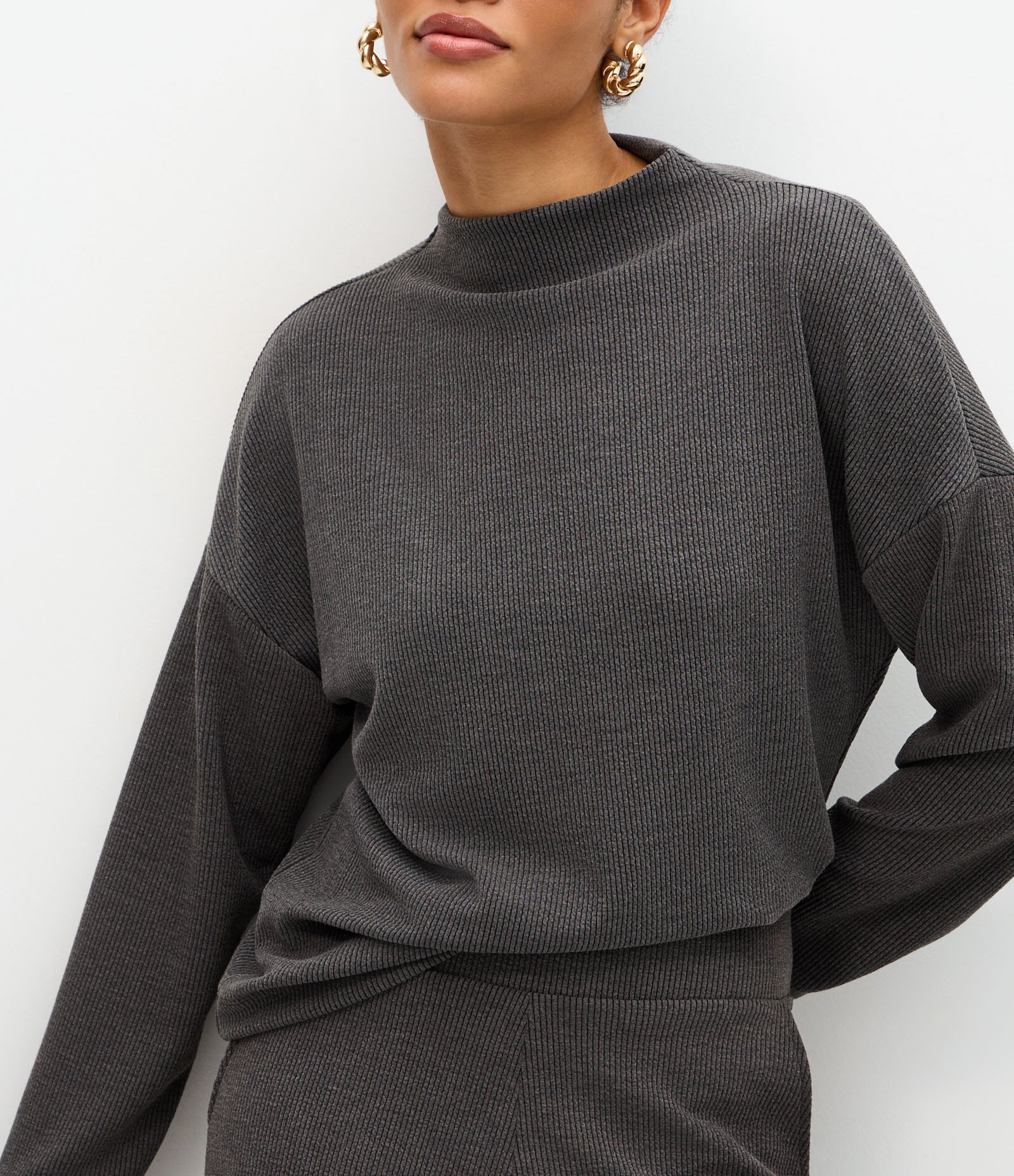 Blusa em Anarruga com Manga Longa Cinza 3