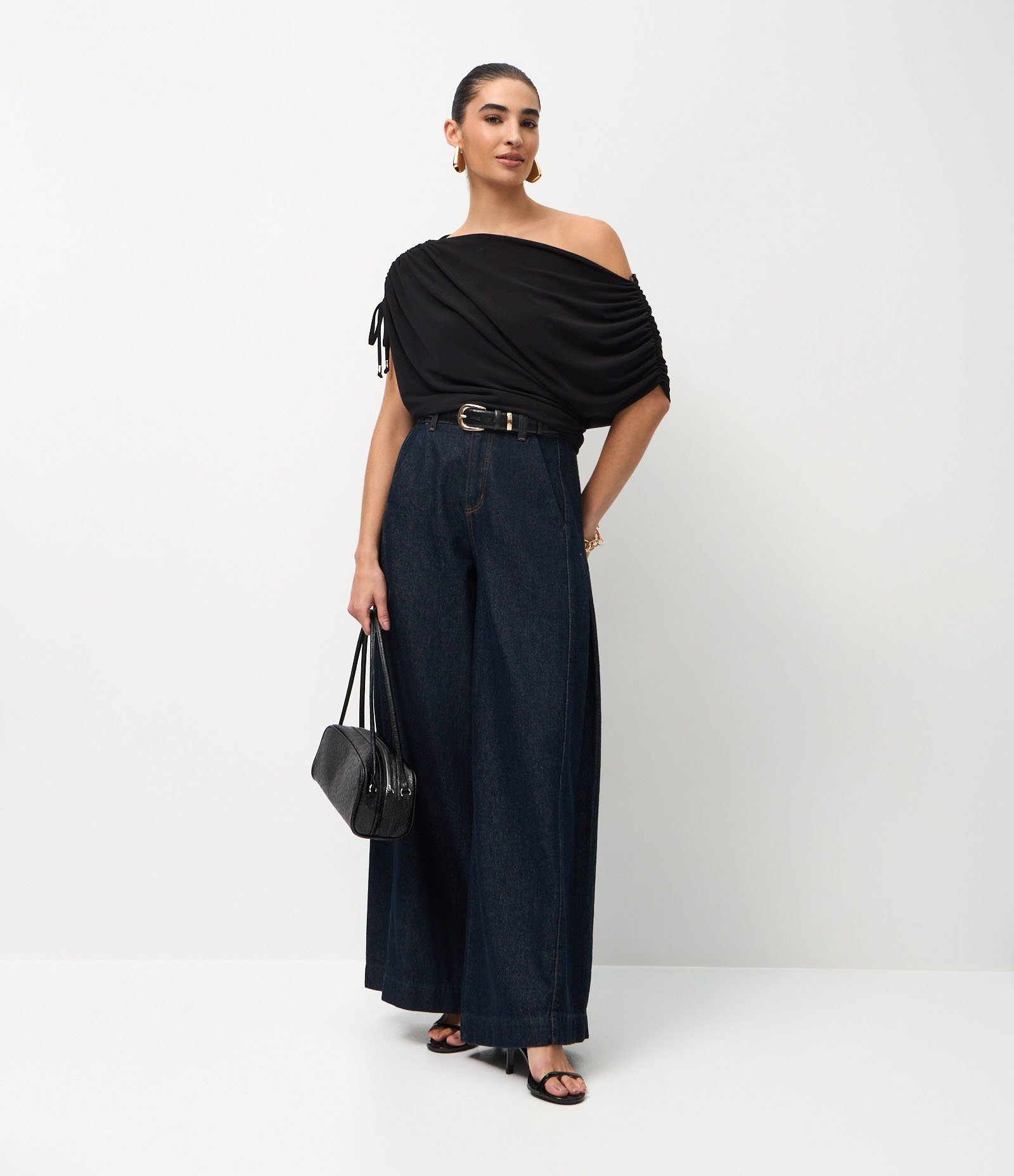 Blusa em Jersey com Decote Assimétrico Preto 2