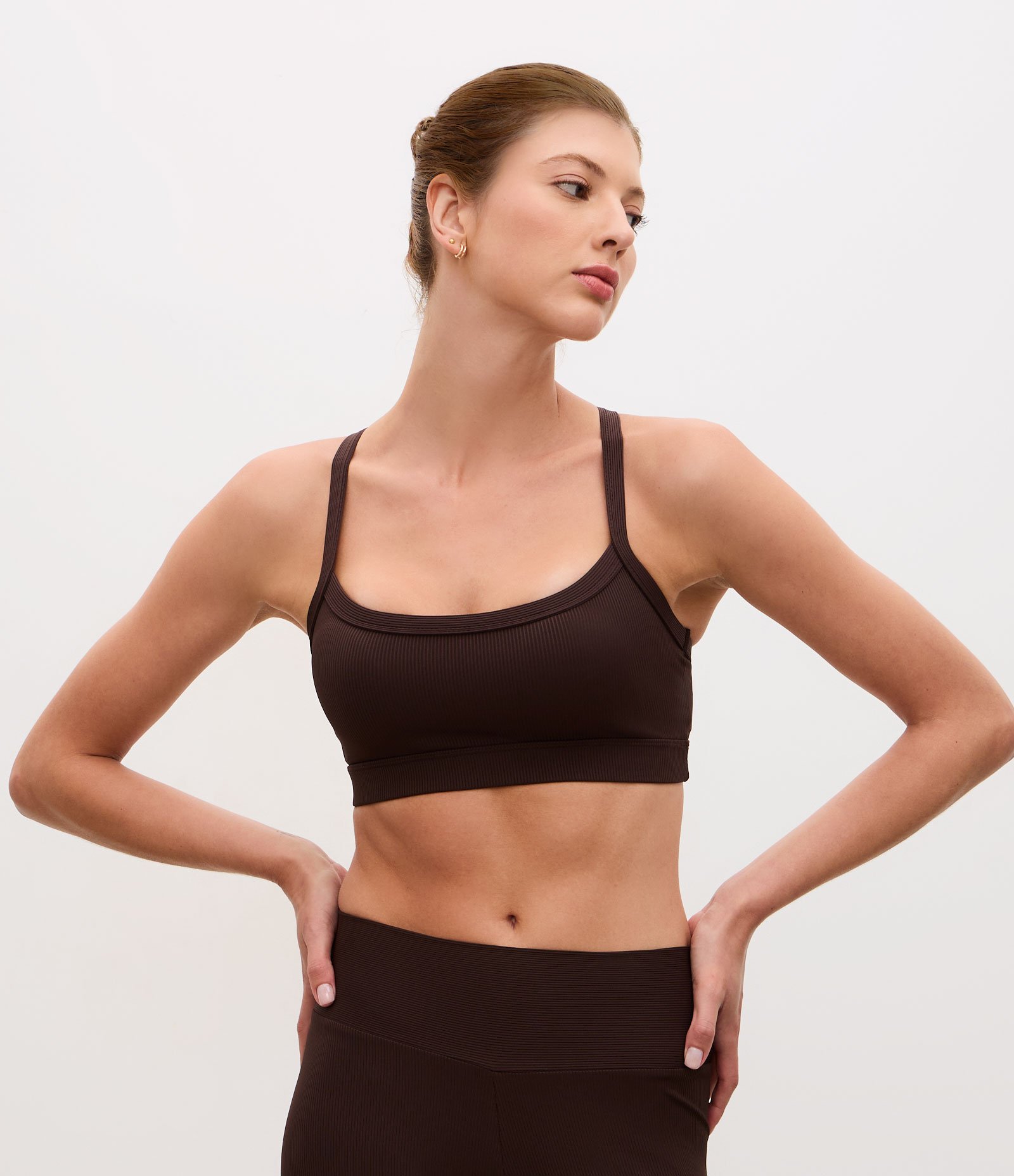 Top Esportivo Canelado com Alça Cruzada Marrom 1