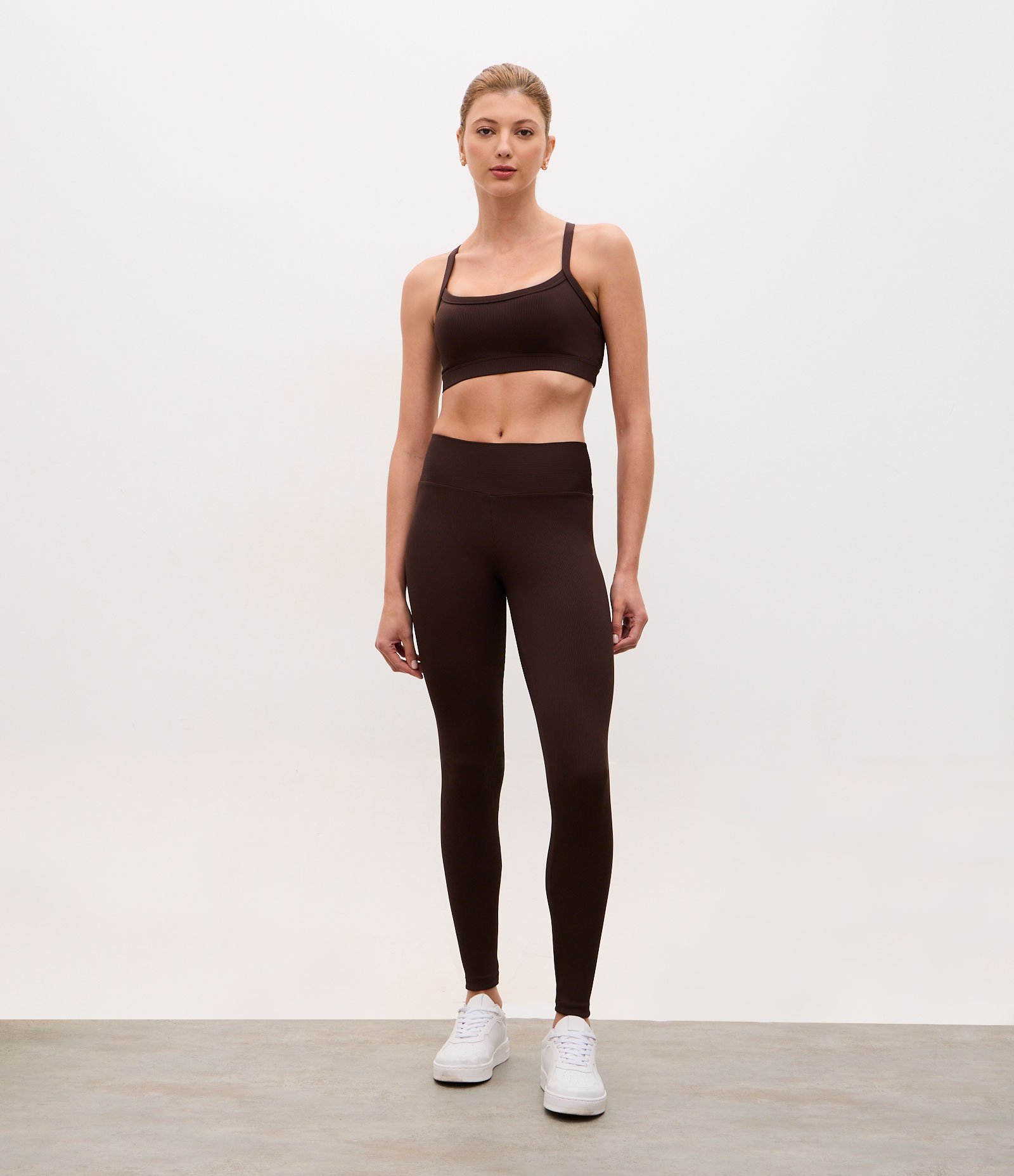 Top Esportivo Canelado com Alça Cruzada Marrom 2