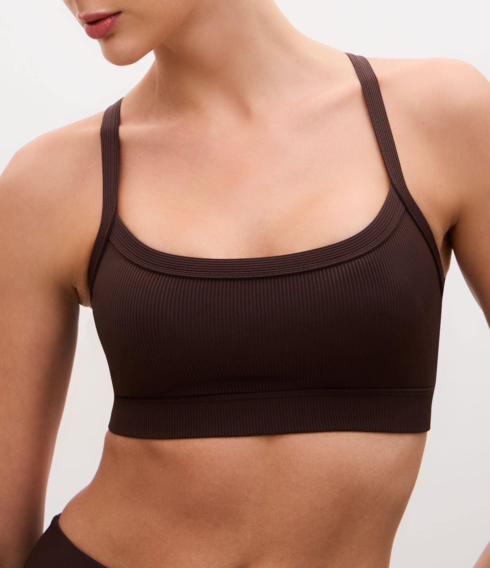 Top Esportivo Canelado com Alça Cruzada Marrom 3