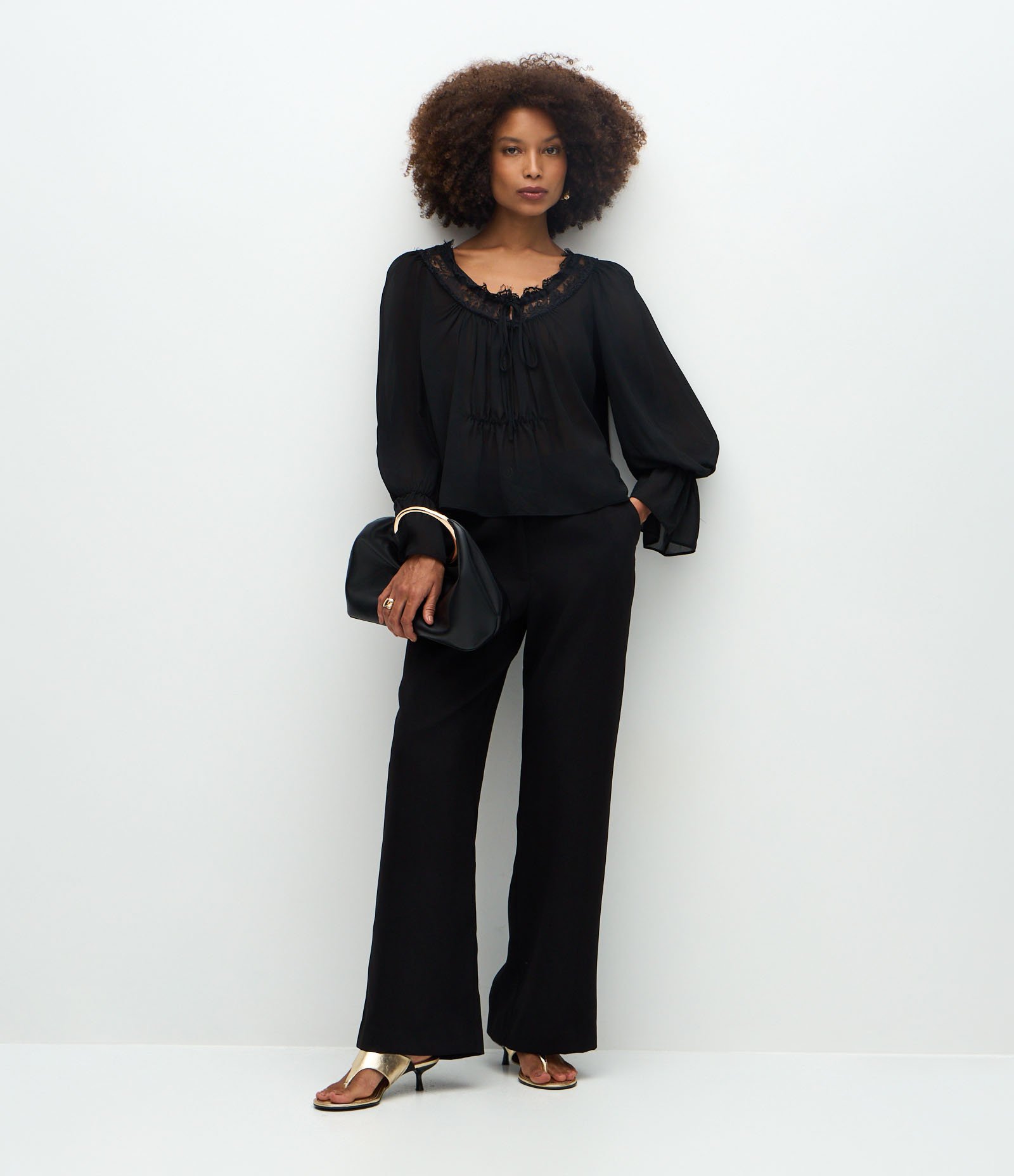 Blusa em Chiffon com Transparência e Renda Aplicada Preto 2