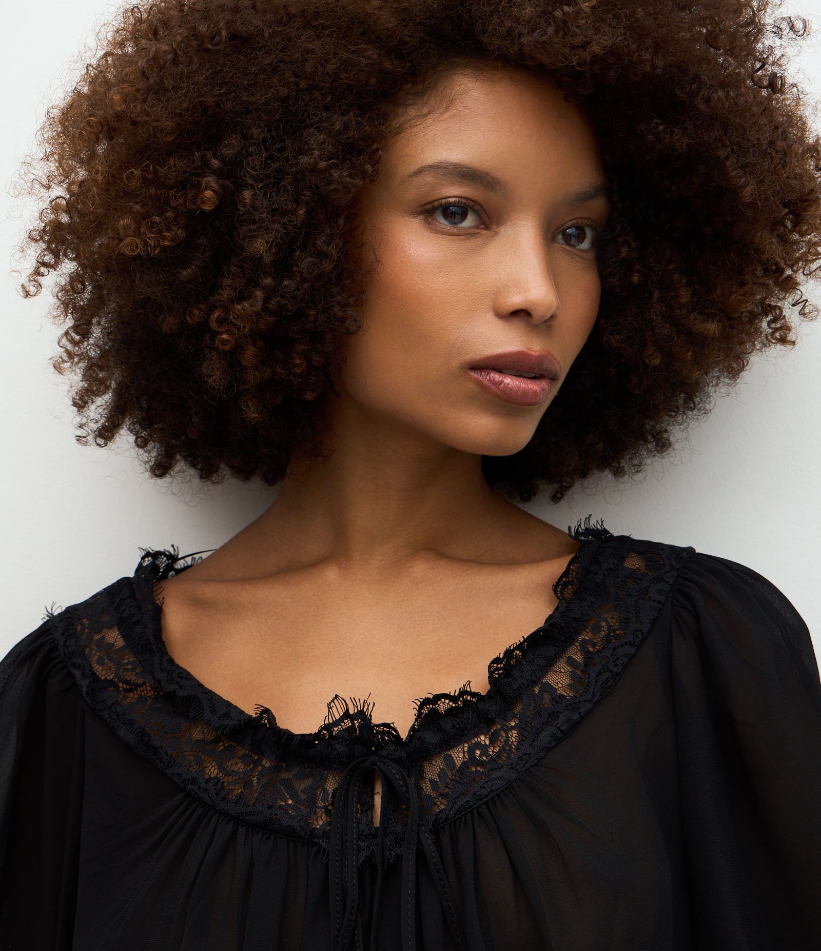 Blusa em Chiffon com Transparência e Renda Aplicada Preto 3