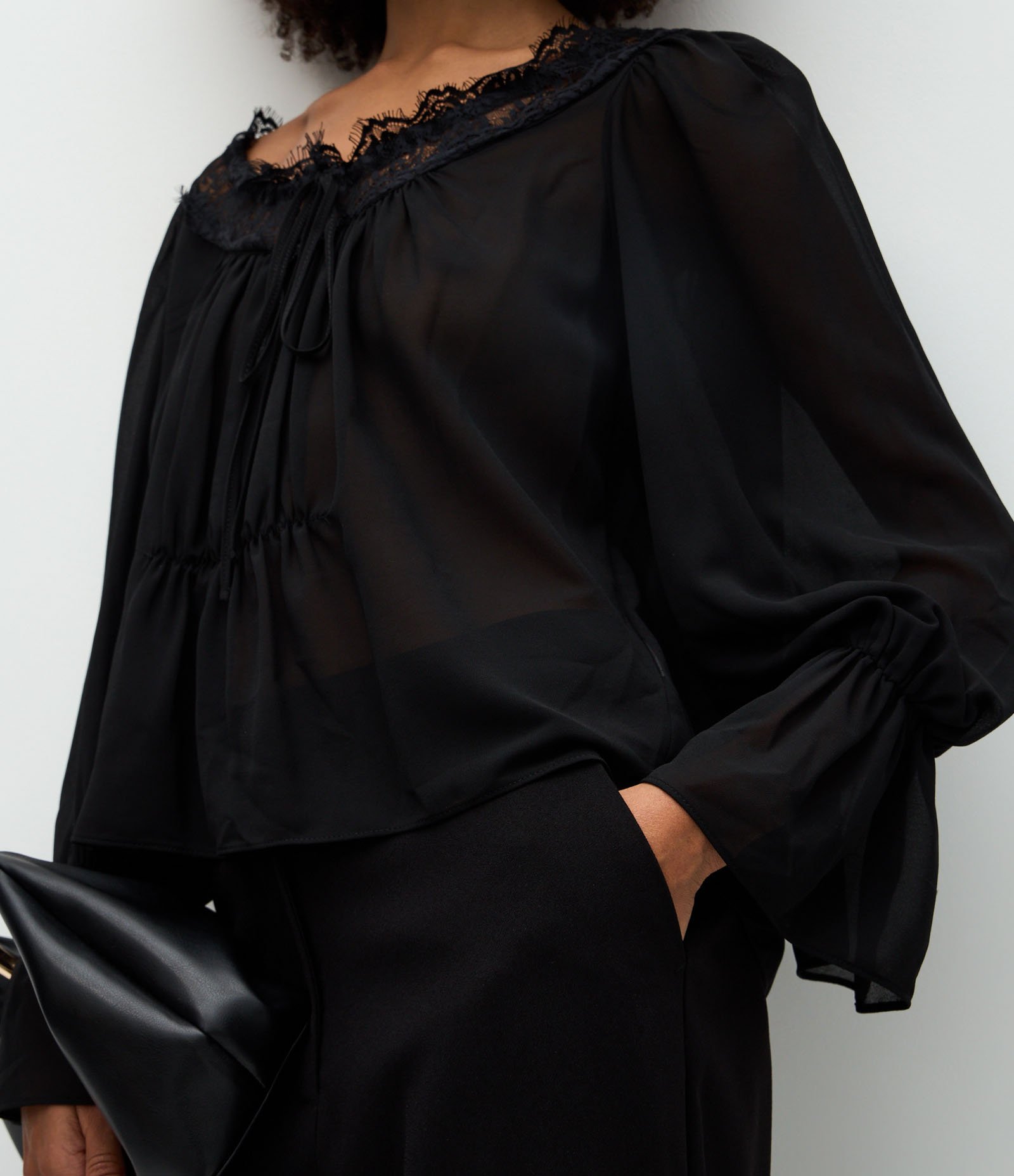Blusa em Chiffon com Transparência e Renda Aplicada Preto 4