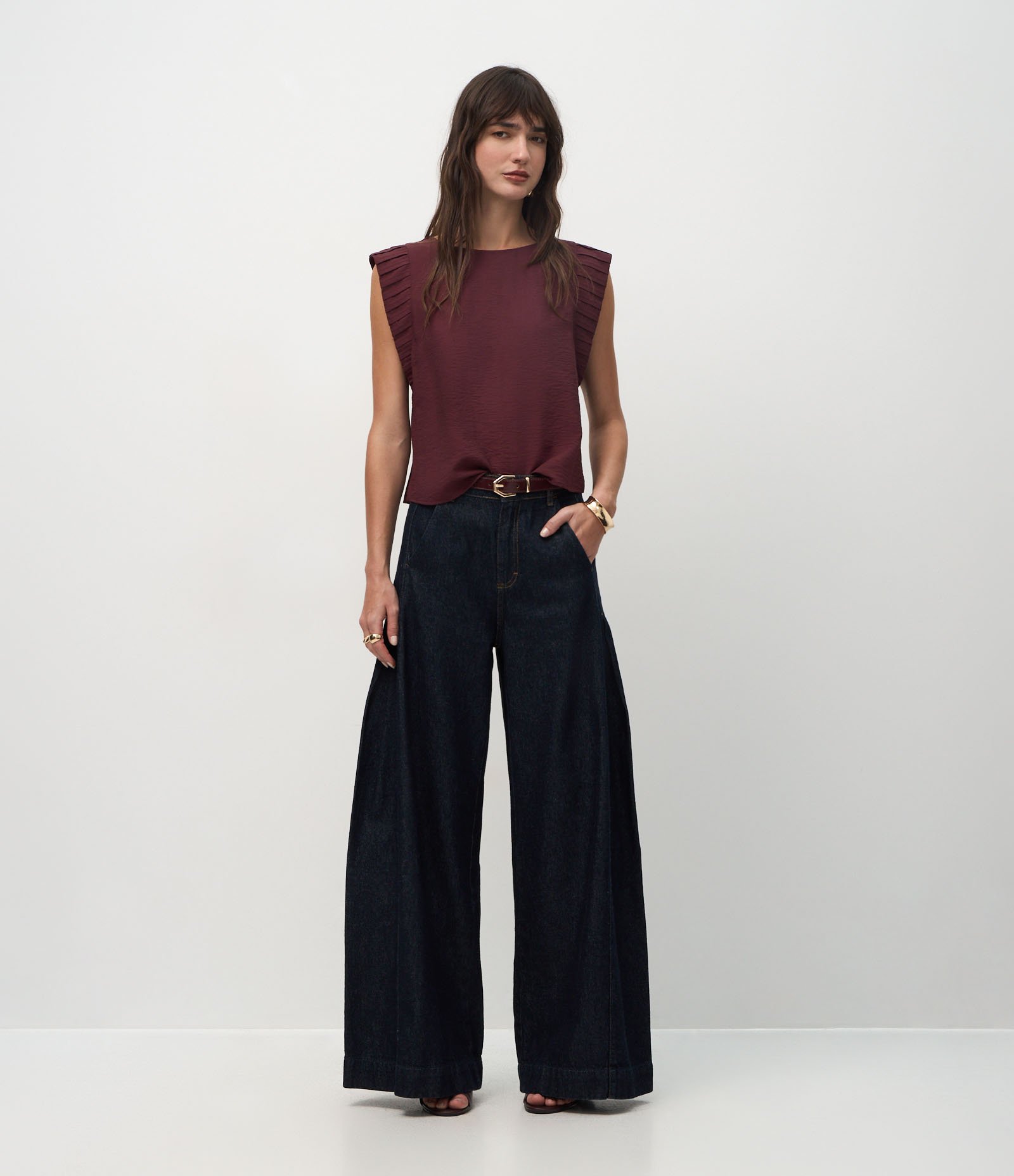 Blusa em Airflow com Recortes no Ombro Marrom 2