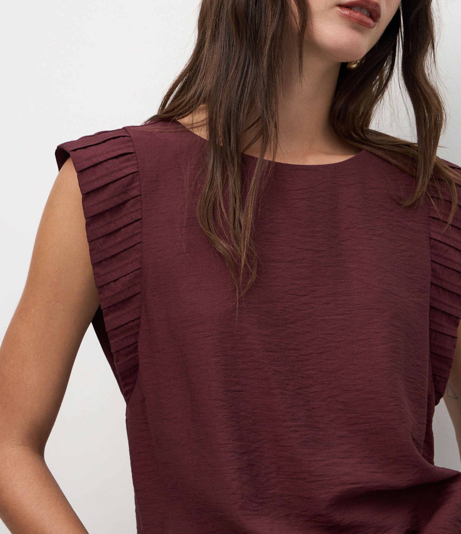 Blusa em Airflow com Recortes no Ombro Marrom 4