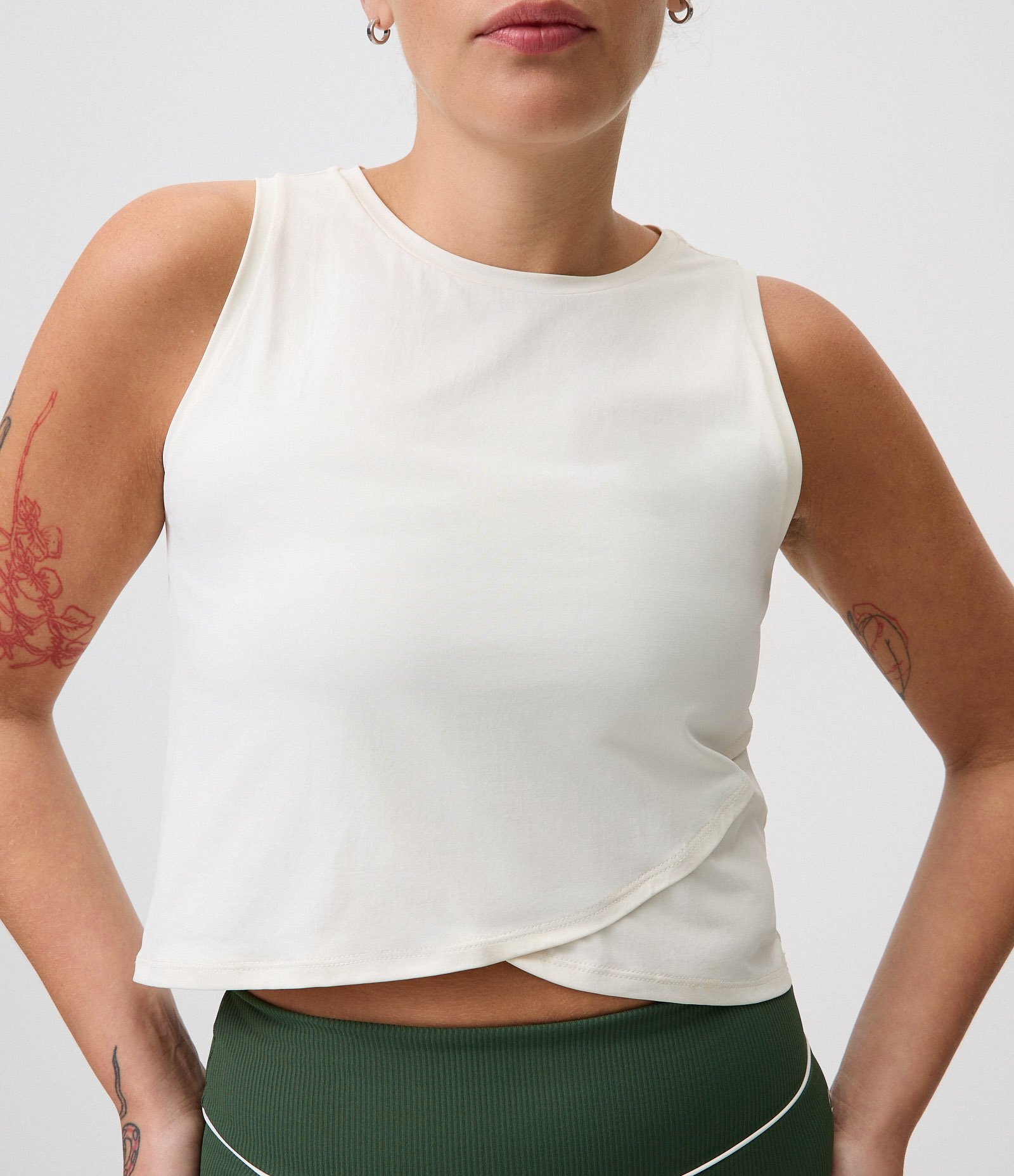 Regata Cropped Esportiva em Microfibra com Barra Transpassada Branco 7