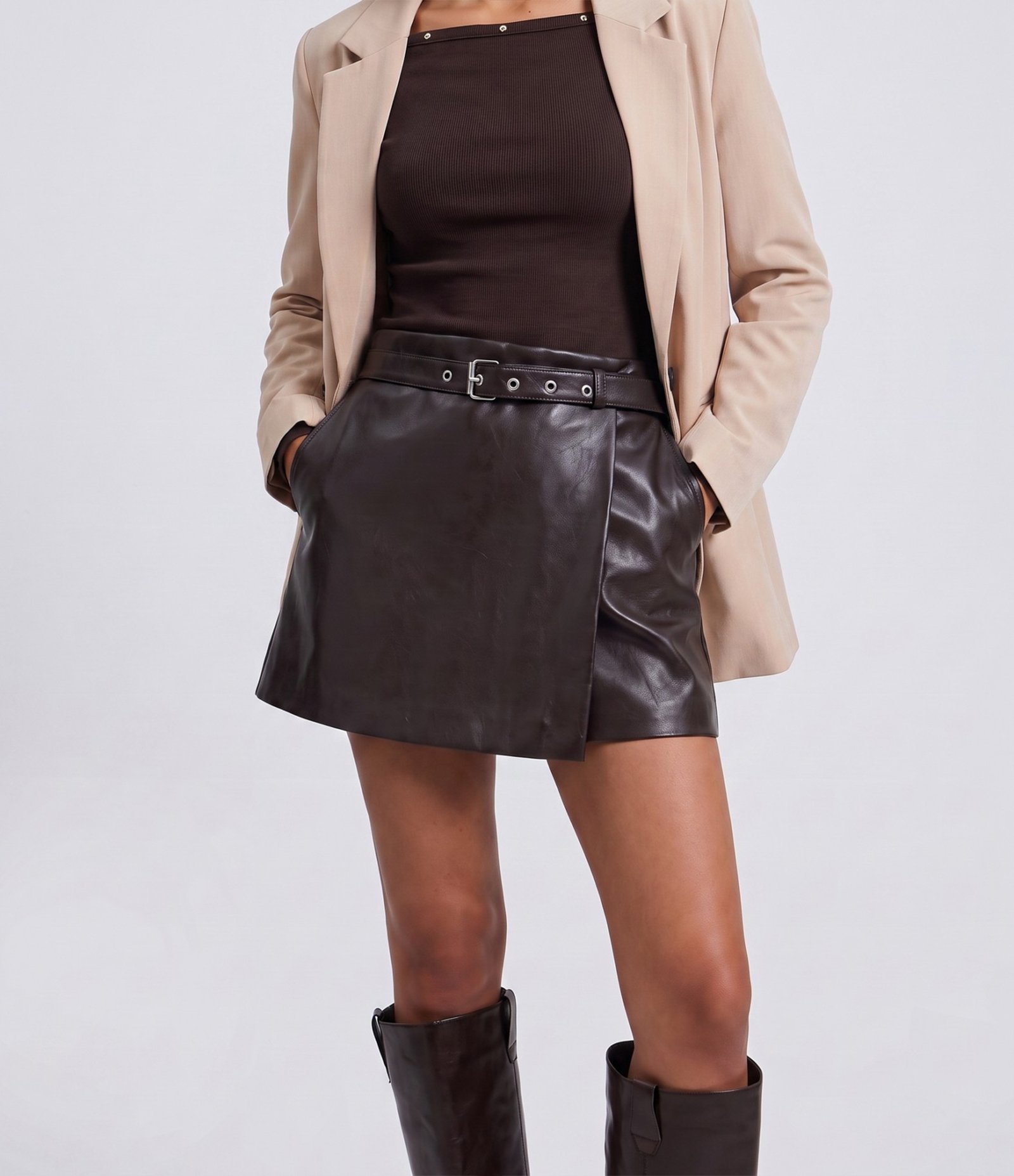 Short Saia em PU com Cinto Marrom Escuro 2