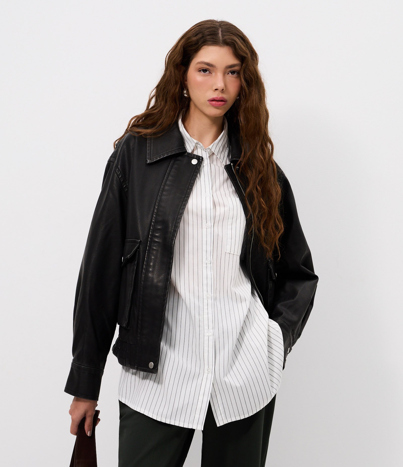 Camisa Alongada em Tricoline Listrada com Bolso Frontal Branco 1
