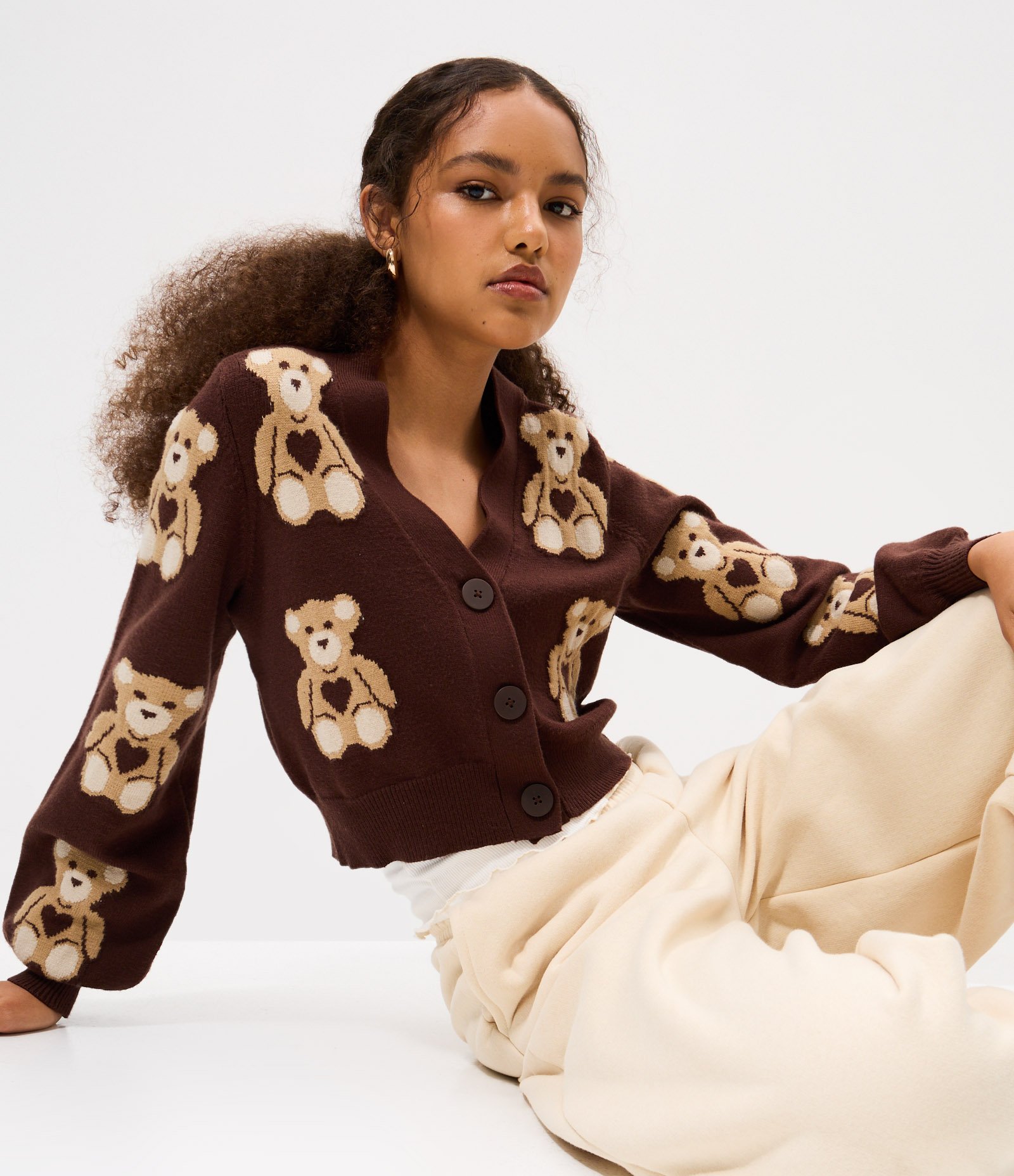 Cardigan Curto em Jacquard com Botões e Ursinhos em Repetição Marrom 1