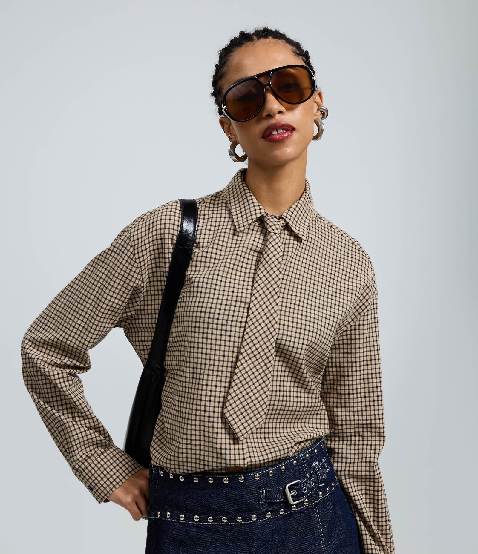 Camisa Xadrez Alongada Oversized com Gravata Bege 1