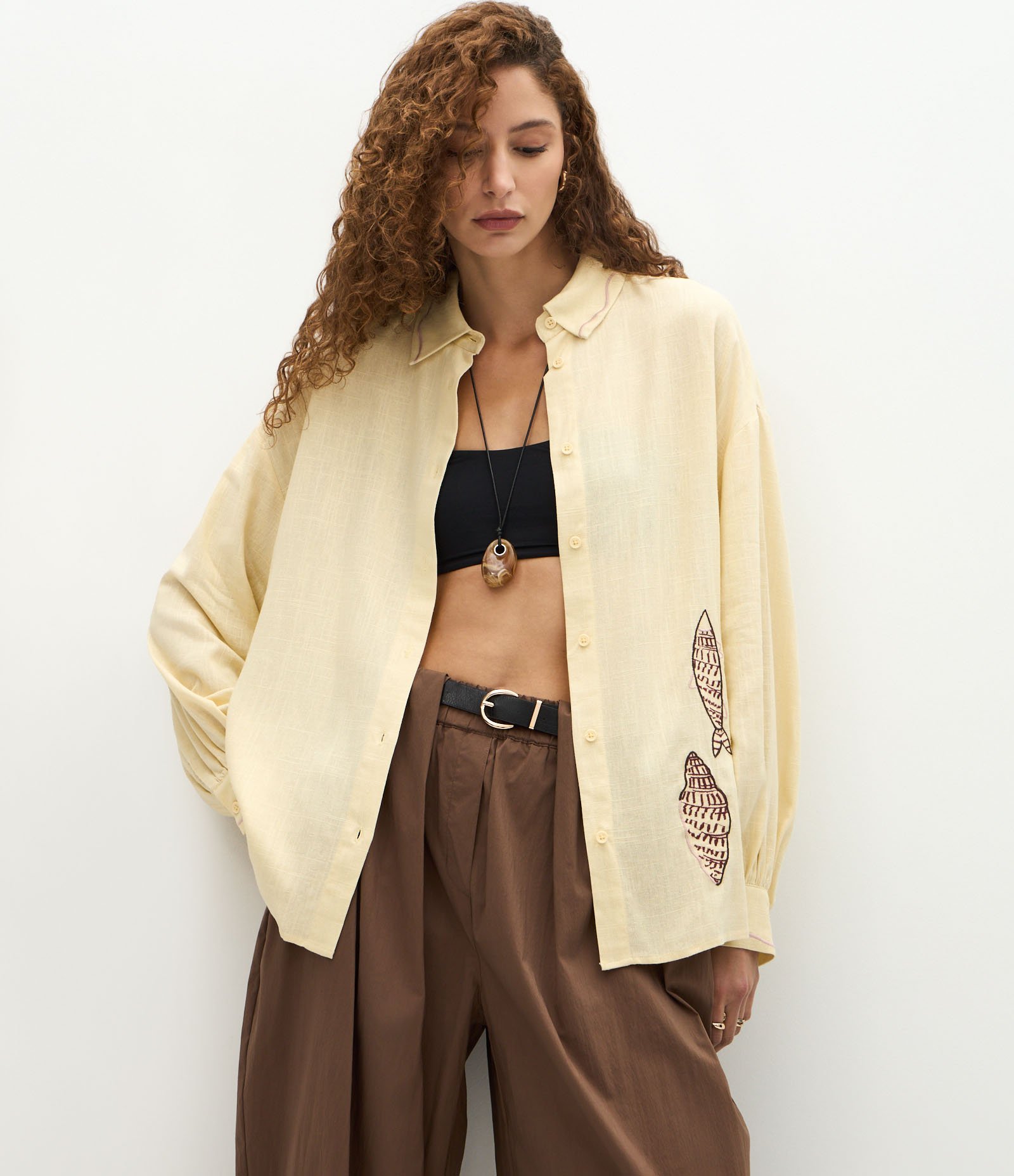 Camisa Oversized em Viscolinho com Bordado Bege 1