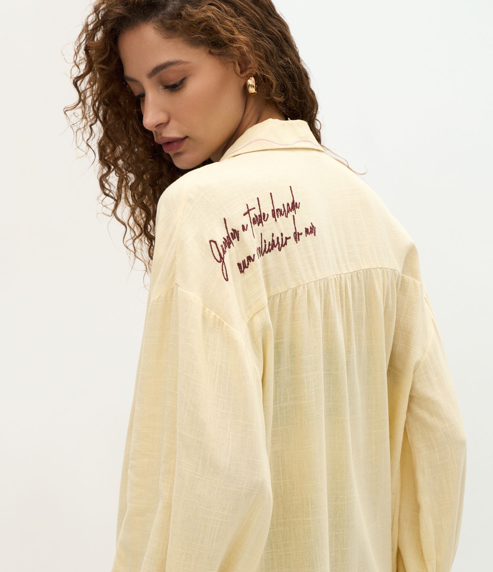 Camisa Oversized em Viscolinho com Bordado Bege 4