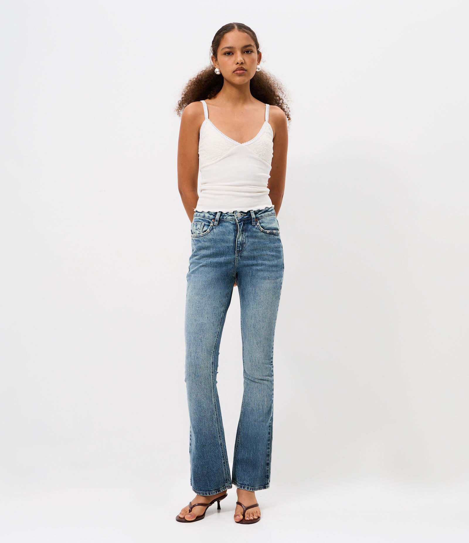 Calça Bootcut em Jeans com Cintura Média e Tachas Estrela Azul Claro 1