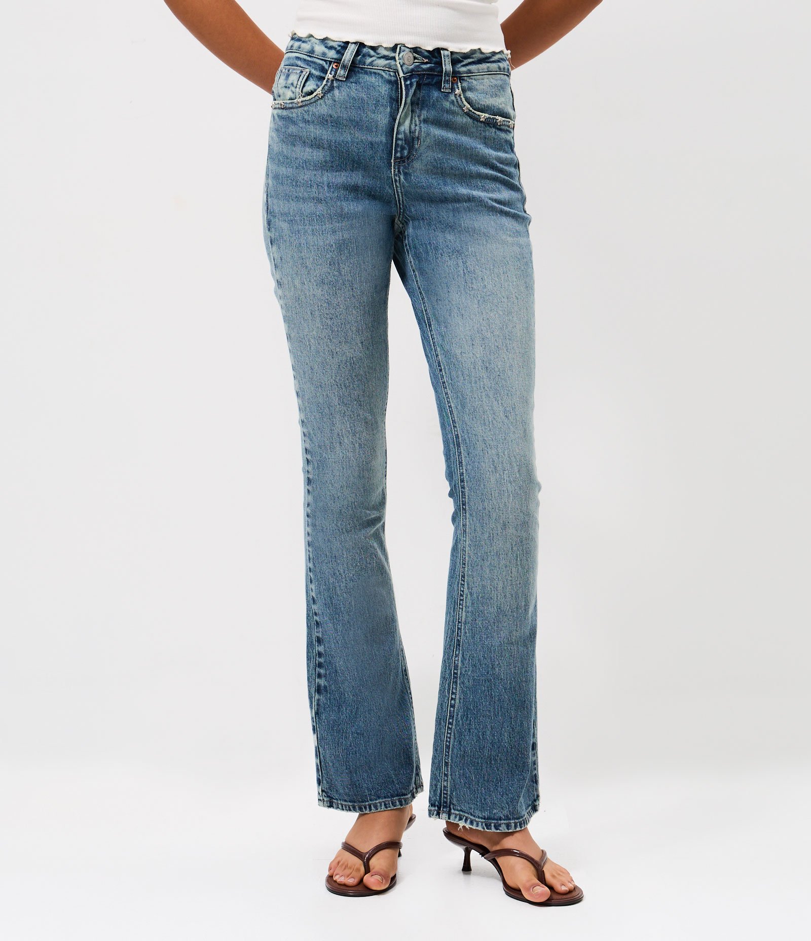 Calça Bootcut em Jeans com Cintura Média e Tachas Estrela Azul Claro 2