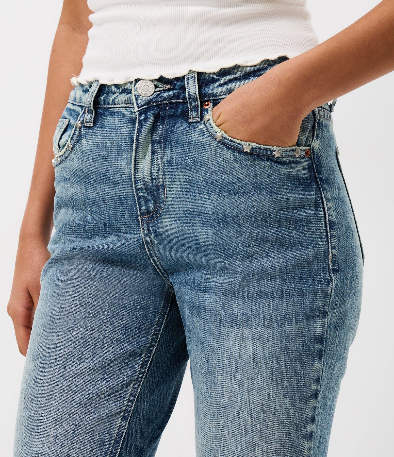 Calça Bootcut em Jeans com Cintura Média e Tachas Estrela Azul Claro 3