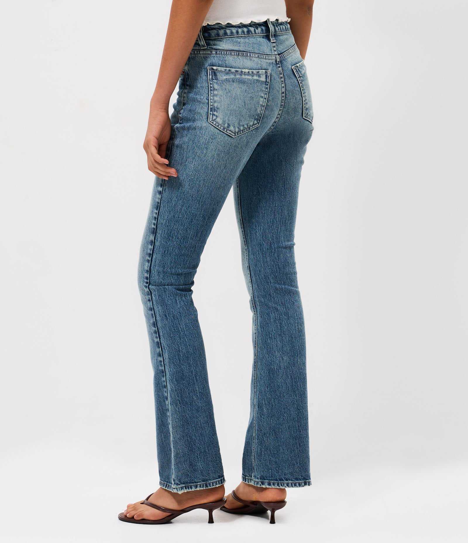 Calça Bootcut em Jeans com Cintura Média e Tachas Estrela Azul Claro 4