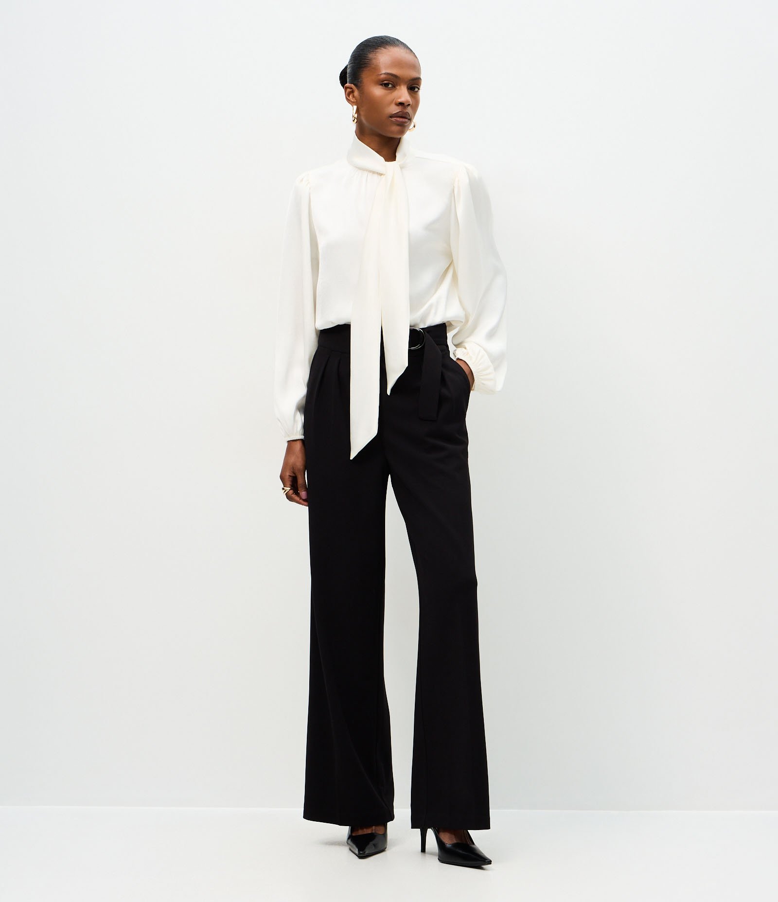 Calça Wide Leg em Crepe Cós com Fivela Preto 1