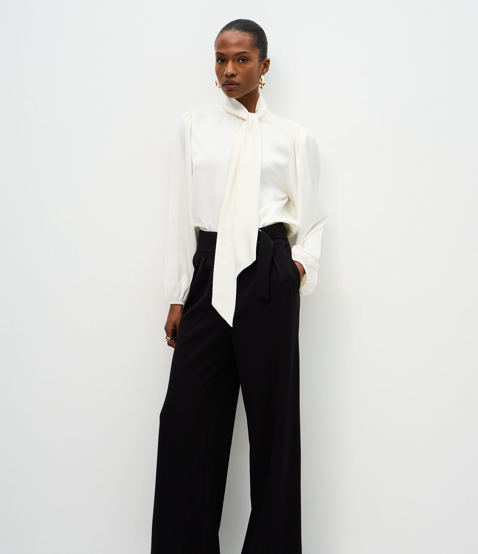 Calça Wide Leg em Crepe Cós com Fivela Preto 2