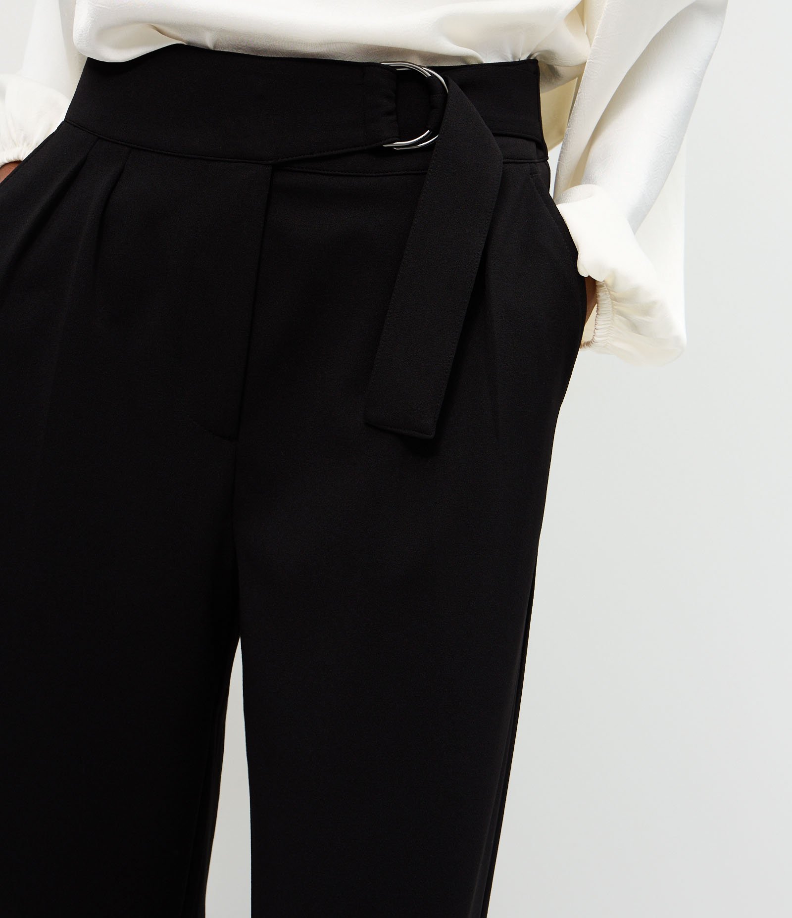 Calça Wide Leg em Crepe Cós com Fivela Preto 4