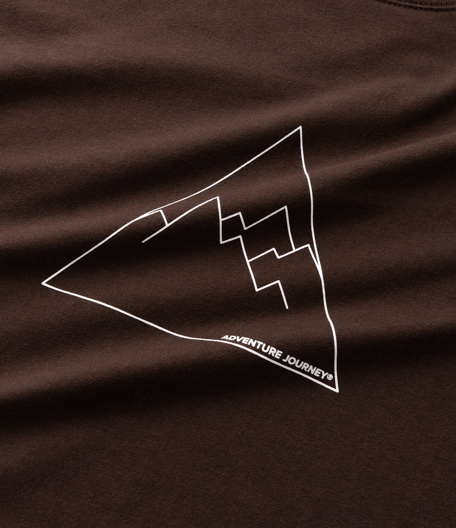 Camiseta Regular em Algodão com Estampa Geométrica de Montanha Marrom 7