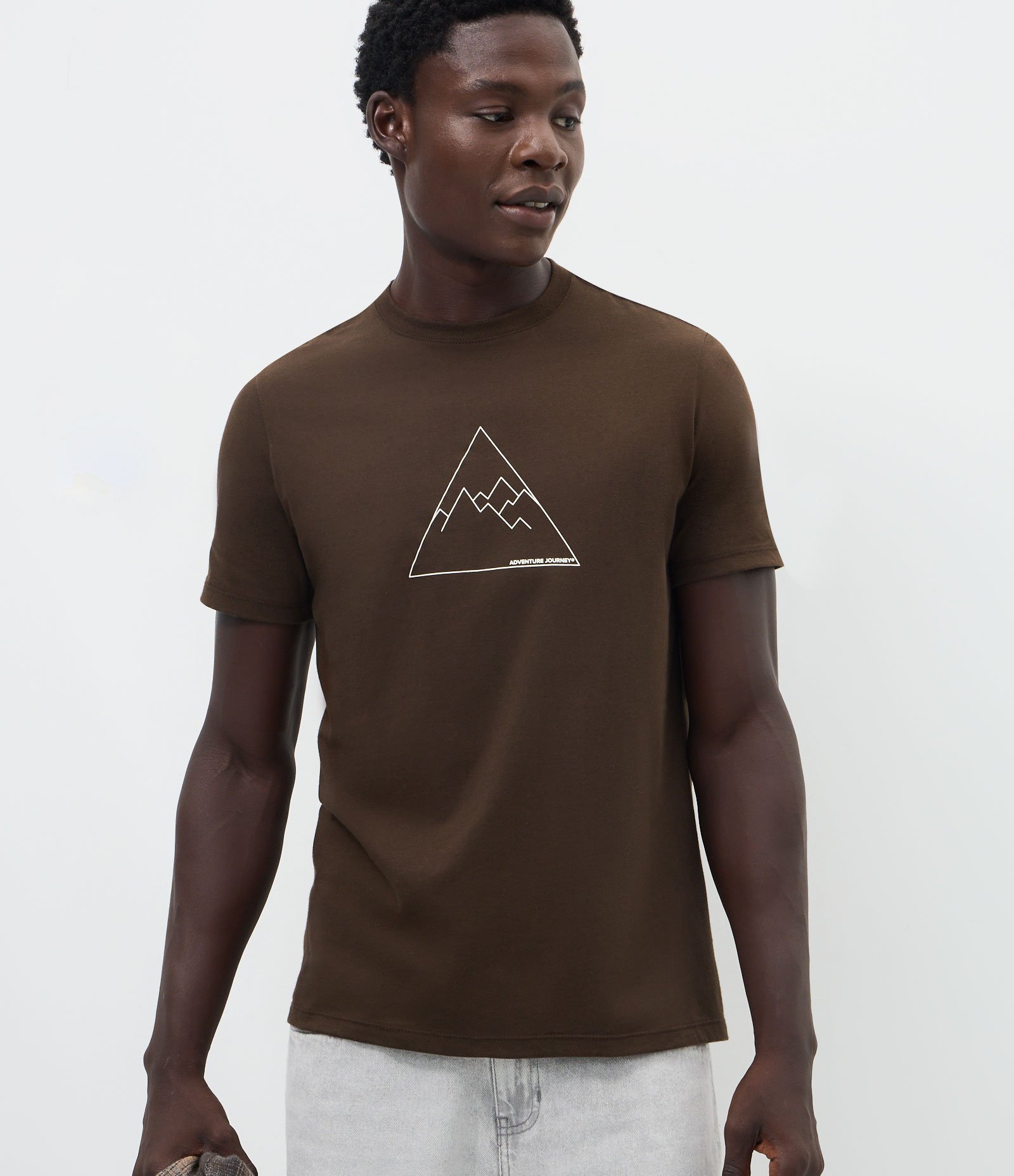 Camiseta Regular em Algodão com Estampa Geométrica de Montanha Marrom 1