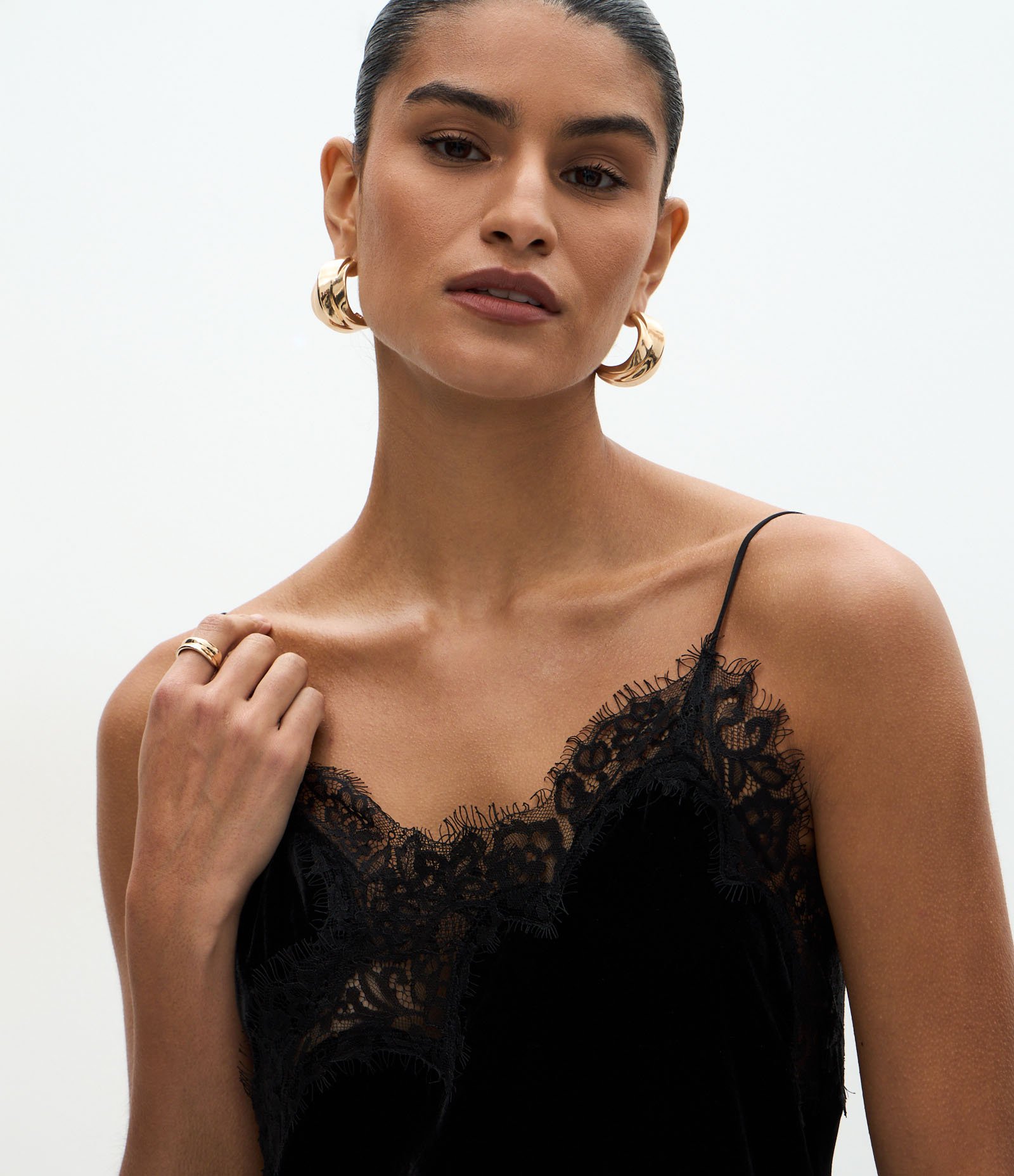 Vestido Curto em Veludo com Renda e Ponta Preto 1